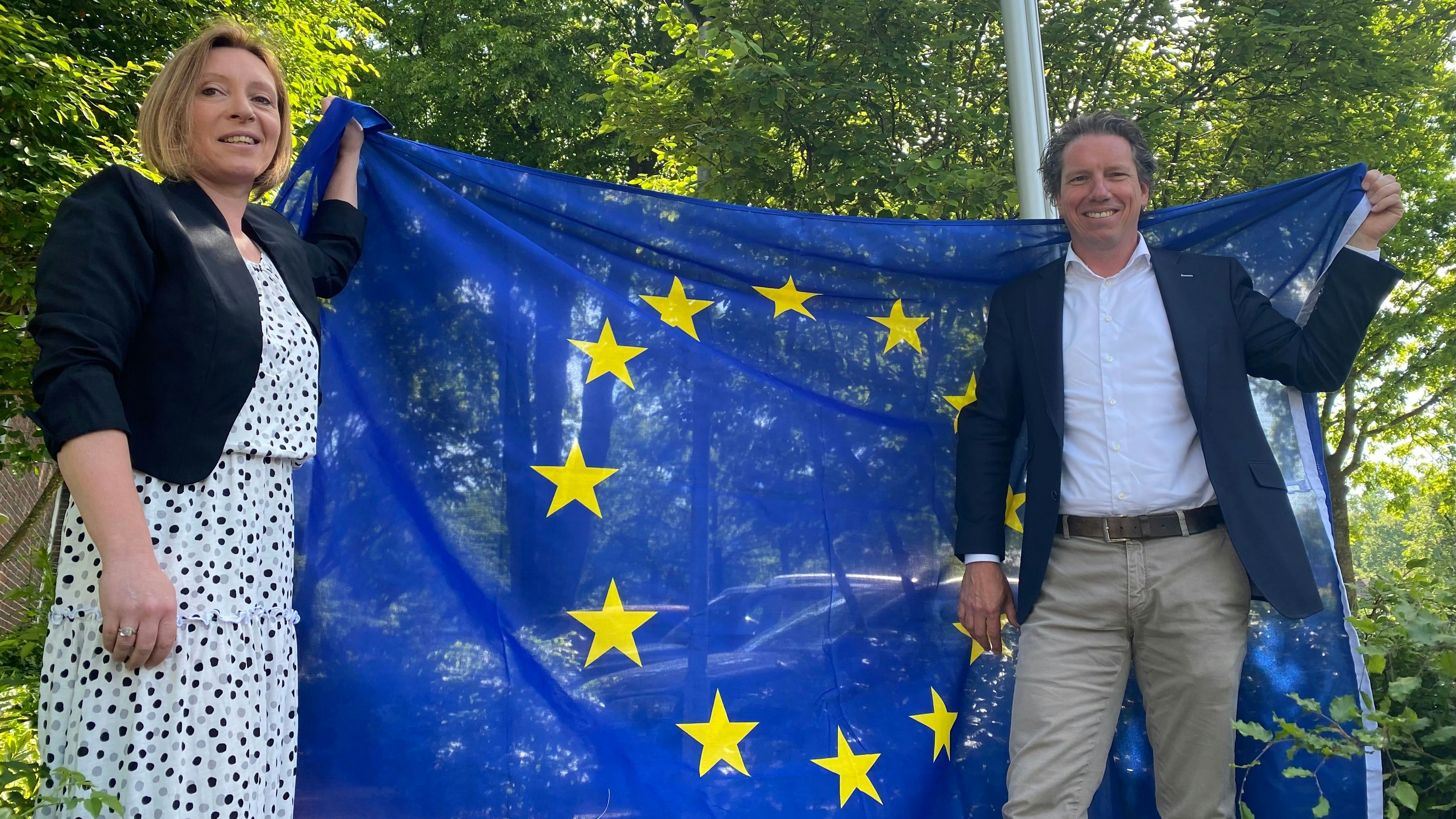 Flagge für Europa zeigen: Claudia Kruhl und Lars Murra stellen das auf 5 Jahre angelegte Projekt für Auslandspraktika vor. Foto: Wimberg