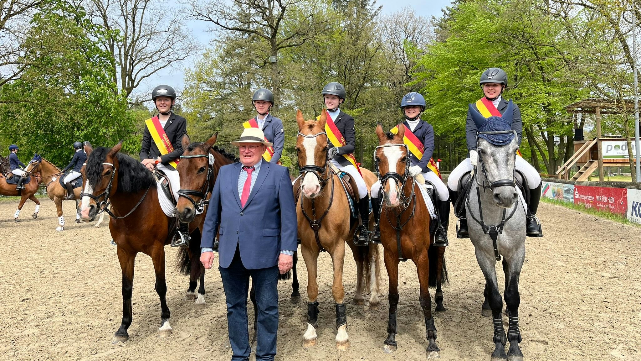 Strahlende Sieger: Wilhelm Brundiers (vorne) freut sich über den großen Erfolg seiner Reiterinnen und Reiter. Foto: Kotschofsky