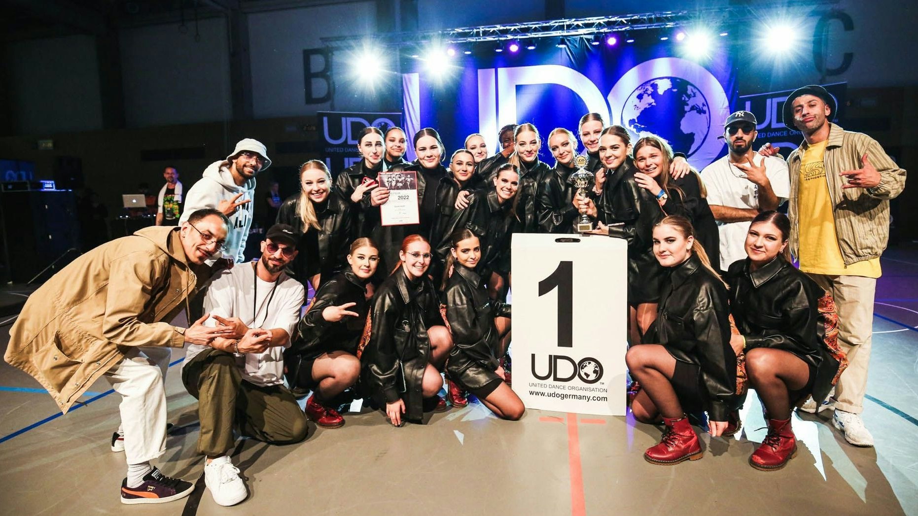 Stolze Siegerinnen: Die Tänzerinnen der "Dedicated"-Crew posieren nach dem Gewinn der Deutschen Meisterschaft in Duisburg mit Mitgliedern der Fachjury. Foto: Eva Berten