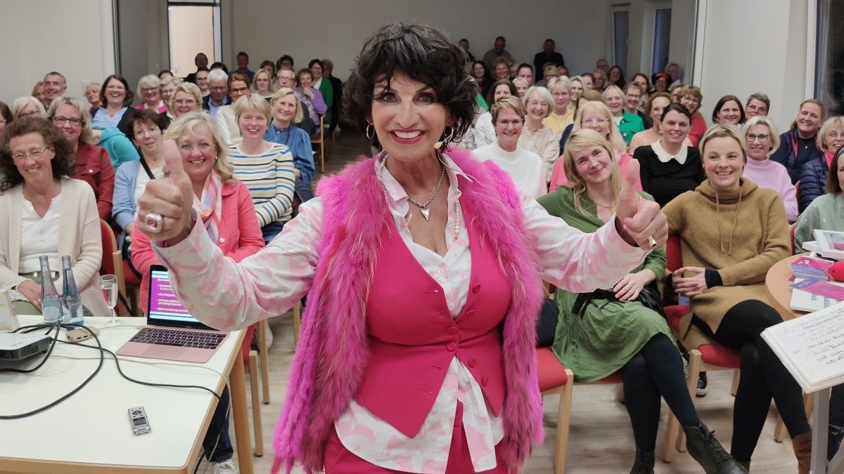 „Ich bin eine Gewinnerin!“, ruft die „Powerfrau in Pink“ Beate Recker Frauen im Oldenburger Münsterland zu mehr Selbstbewusstsein auf. Foto: Röttgers