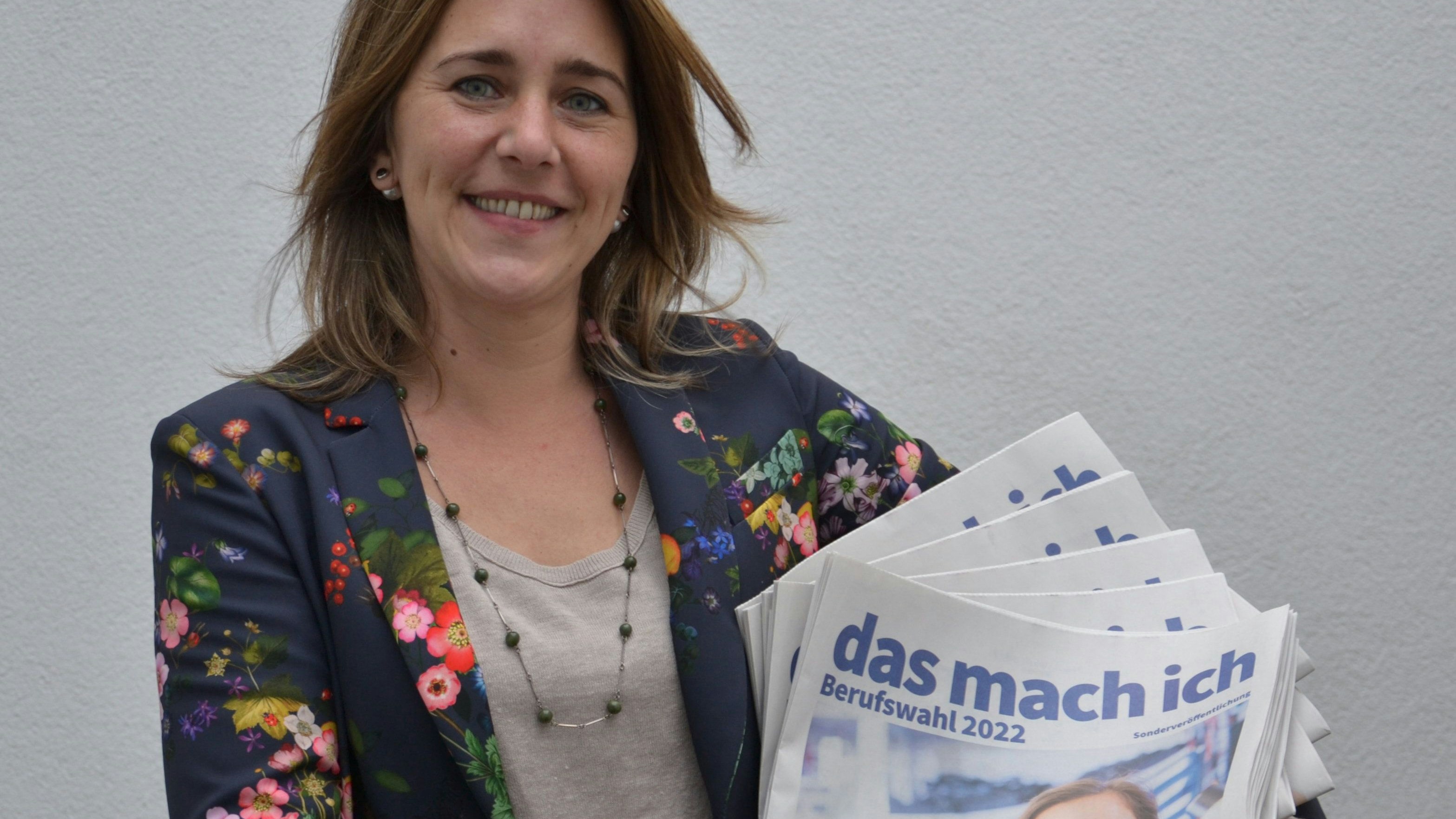 Informativ: Einen Arm voll frisch gedruckter Exemplare der Beilage „das mach ich“ präsentiert Verena Benker, Media-Beraterin bei den OM-Medien in Cloppenburg. Foto: Götting
