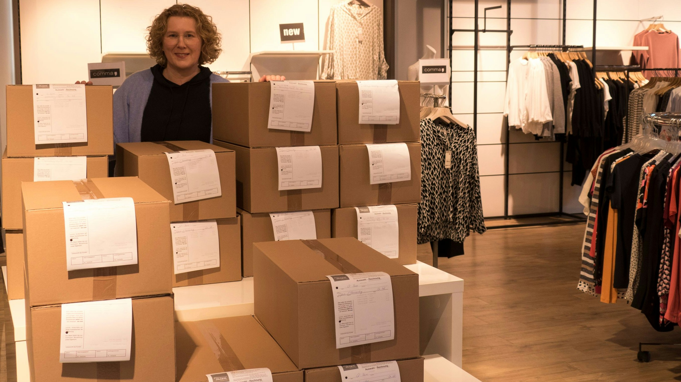 Box statt Einlagerung: Elisabeth Benning vom Modehaus Thien setzt auf den Überraschungseffekt. Kunden konnten bei ihr unbesehen nach Marken und Größe sortierte Überraschungsboxen kaufen. Foto: Stix