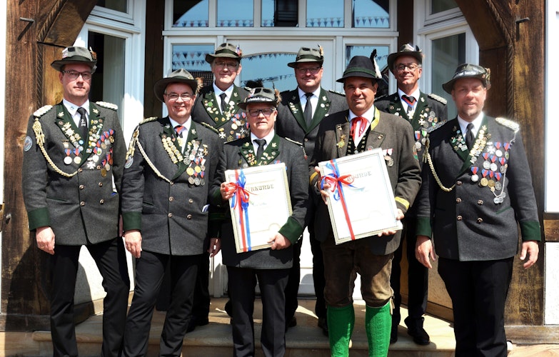 Ausgezeichnet: Mit dem zweithöchsten Orden des Schützenvereins ehrte der Vorstand Franz Wilken (4. von links) und Christian Stieger (3. von rechts). Foto: Sperveslage