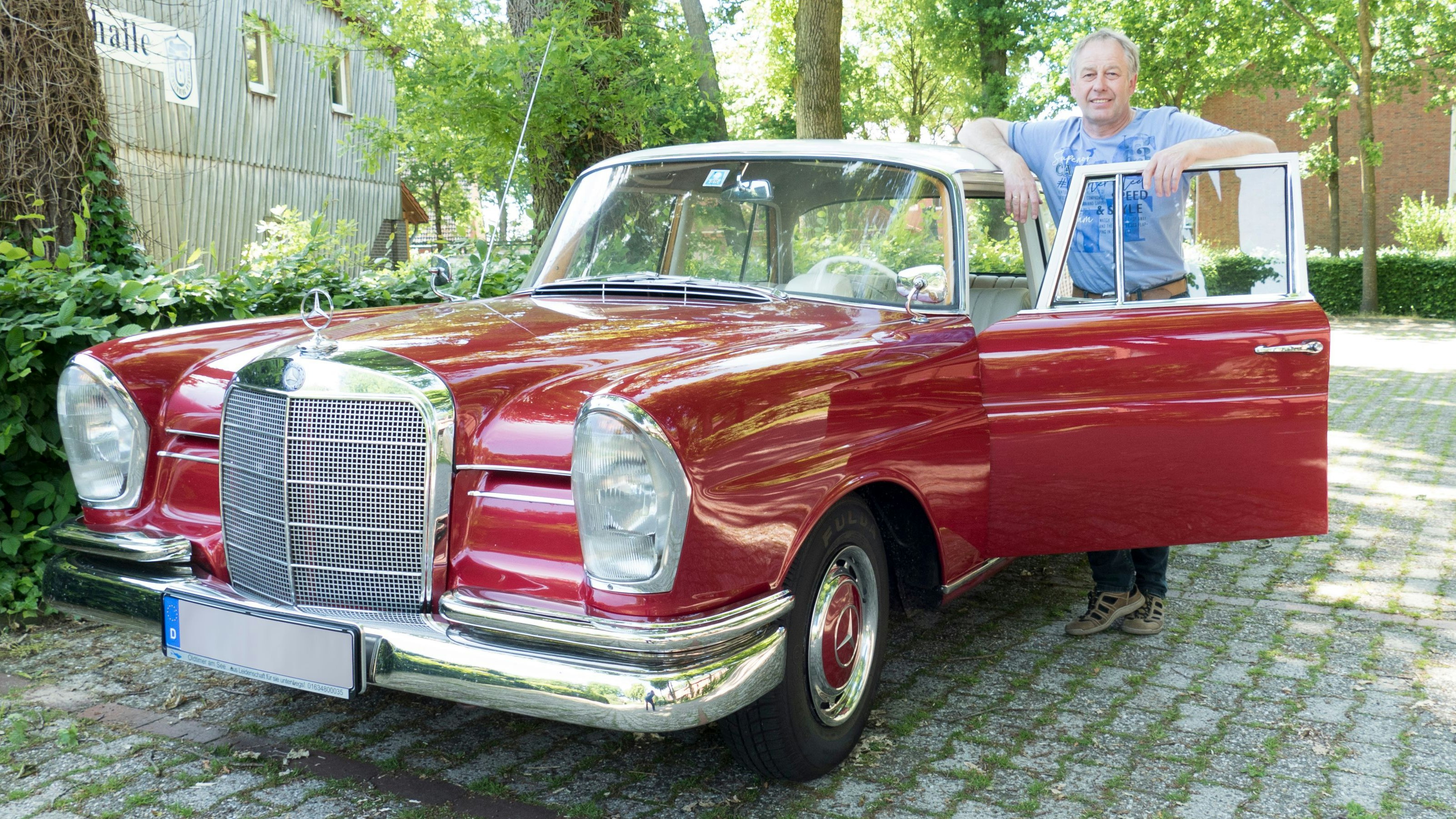 Lieblingsstück: Schon als 17-Jähriger wusste Bernd Kramer, dass er eines Tages einen Mercedes Benz 220 S besitzen will. 2020 erfüllte er sich den Jugendtraum. Foto: Stix