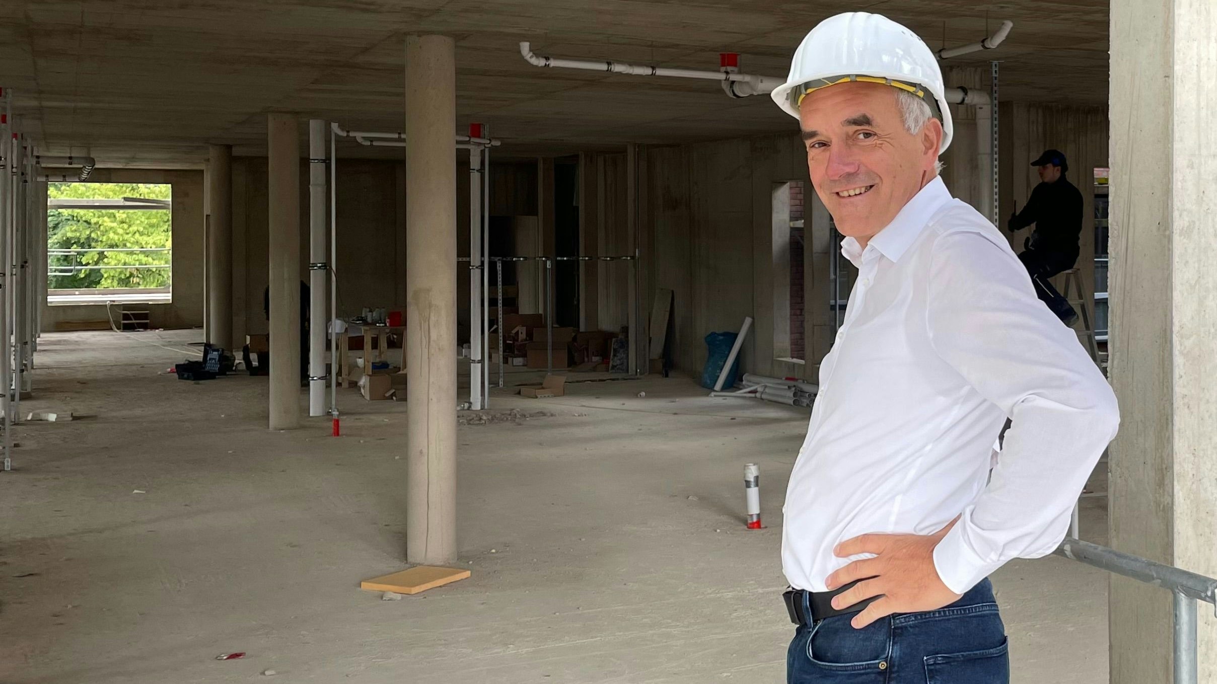 Noch im Rohbau: Krankenhaus-Geschäftsführer Bernd Wessels hofft, dass er die Patientenzimmer im Neubau in rund 12 Monaten eröffnen kann. Foto: Stix