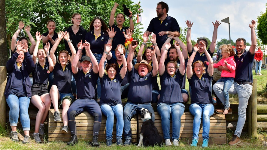 Freude total: Die Mitglieder und Helfer des Pferdesportvereins Löningen-Ehren feierten den gelungenen Wettbewerb. Foto: Alina Kaiser