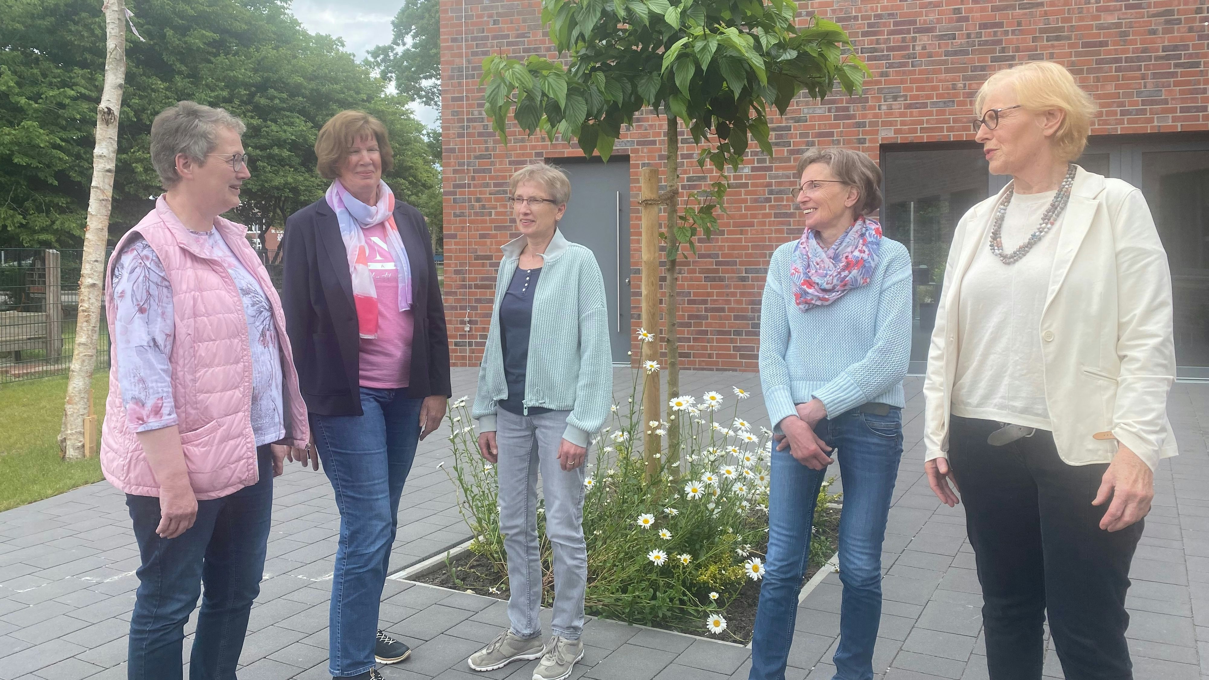 Planen den Besuchsdienst: Pastoralreferentin Ursula Klüsener, Marianne Thoben, Hedwig Meinerling, Agnes Tapken und Bernharda Röttgers (von links). Foto: Wimberg