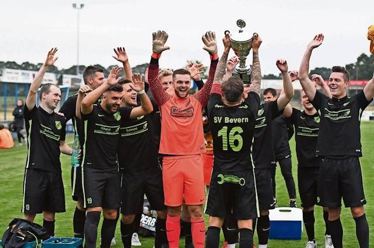 Jubel II: Mit einem 4:0-Endspielsieg gegen Garrel sicherten sich Beverns Fußballer 2019 den Sieg bei der Altenoyther Sportwoche. Foto: Wulfers