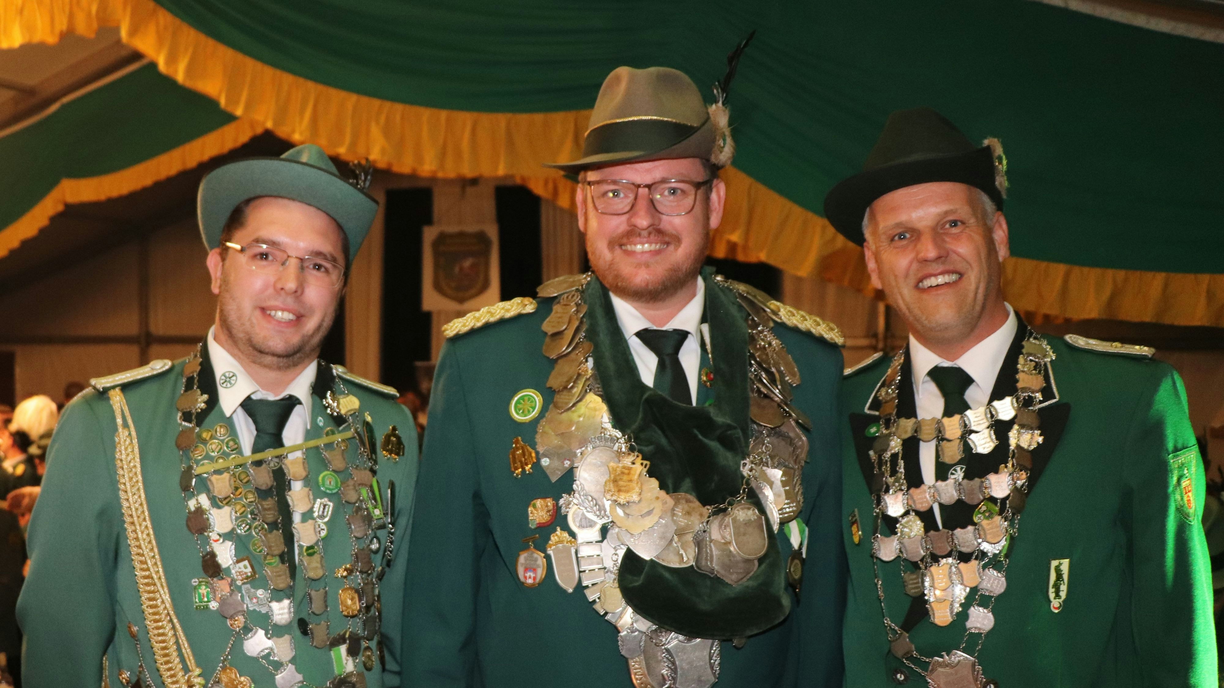 Neue Majestäten: (von links) Rene Busse, Philip Wilming, und Markus Suhl. Foto: Dobelmann
