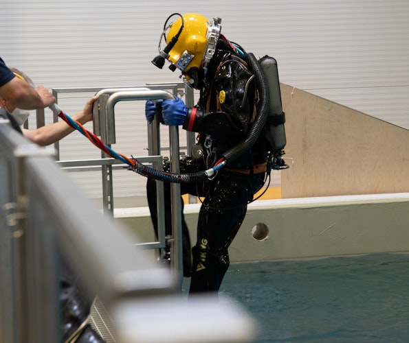 Gemeinsam mit Wissenschaftlerinnen und Wissenschaftlern trainieren Bergungstaucher des THW einen Algorithmus, der die Sicherheit von Einsatzkräften unter Wasser verbessern soll. Foto: DFKI GmbHThomas Frank,Meltem Fischer