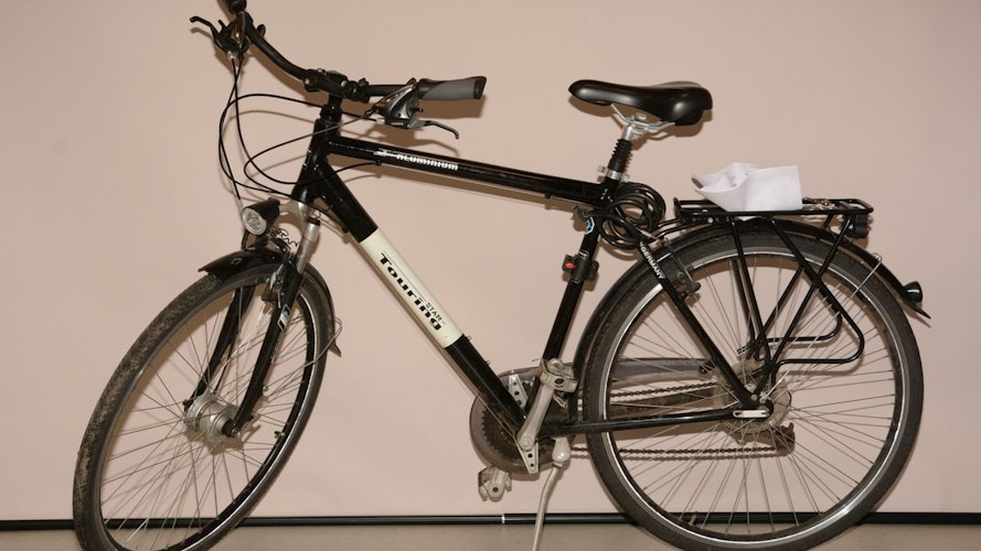 Das ist das zweite Fahrrad, dass die mutmaßlichen Einbrecher auf der Flucht zurückließen. Foto: Polizei