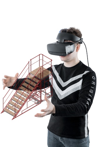 Vincent Kaufmann taucht ab in die Virtual Reality (VR). Der 23-Jährige plant immer öfter Bühnenbilder – unter anderem für die Lohner Musical-AG – mit VR-Brille und spezieller Software. Foto: Krone