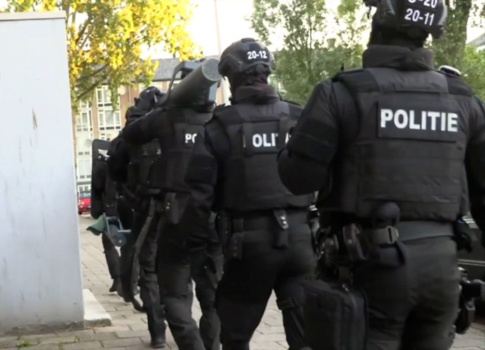 Niederländische Spezialkräfte der Polizei drangen am Dienstag in Amsterdam in eine Wohnung ein, in der ein mutmaßlicher Automaten-Sprenger festgenommen werden sollte.

Foto: Politie Amsterdam