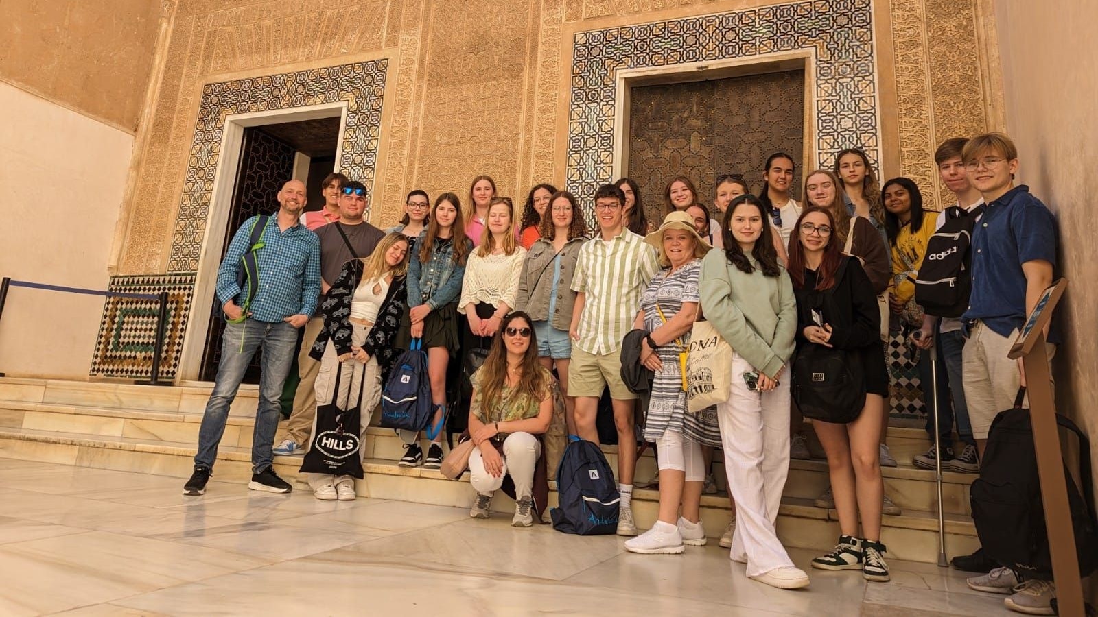 Alhambra in Granada: Die Schülerinnen und Schüler der 12. Klasse der Berufsschule BBS am Museumsdorf mit ihren spanischen und schwedischen Projektpartnern. Foto: Stolle