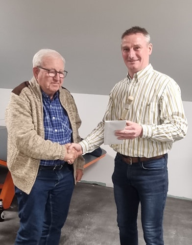 Seit 70 Jahren Mitglied: Der Vorsitzende Frank Niepel gratuliert Willi Buschermöhle – der in verschiedensten Positionen für den BS Vörden tätig war. Foto: Brömlage