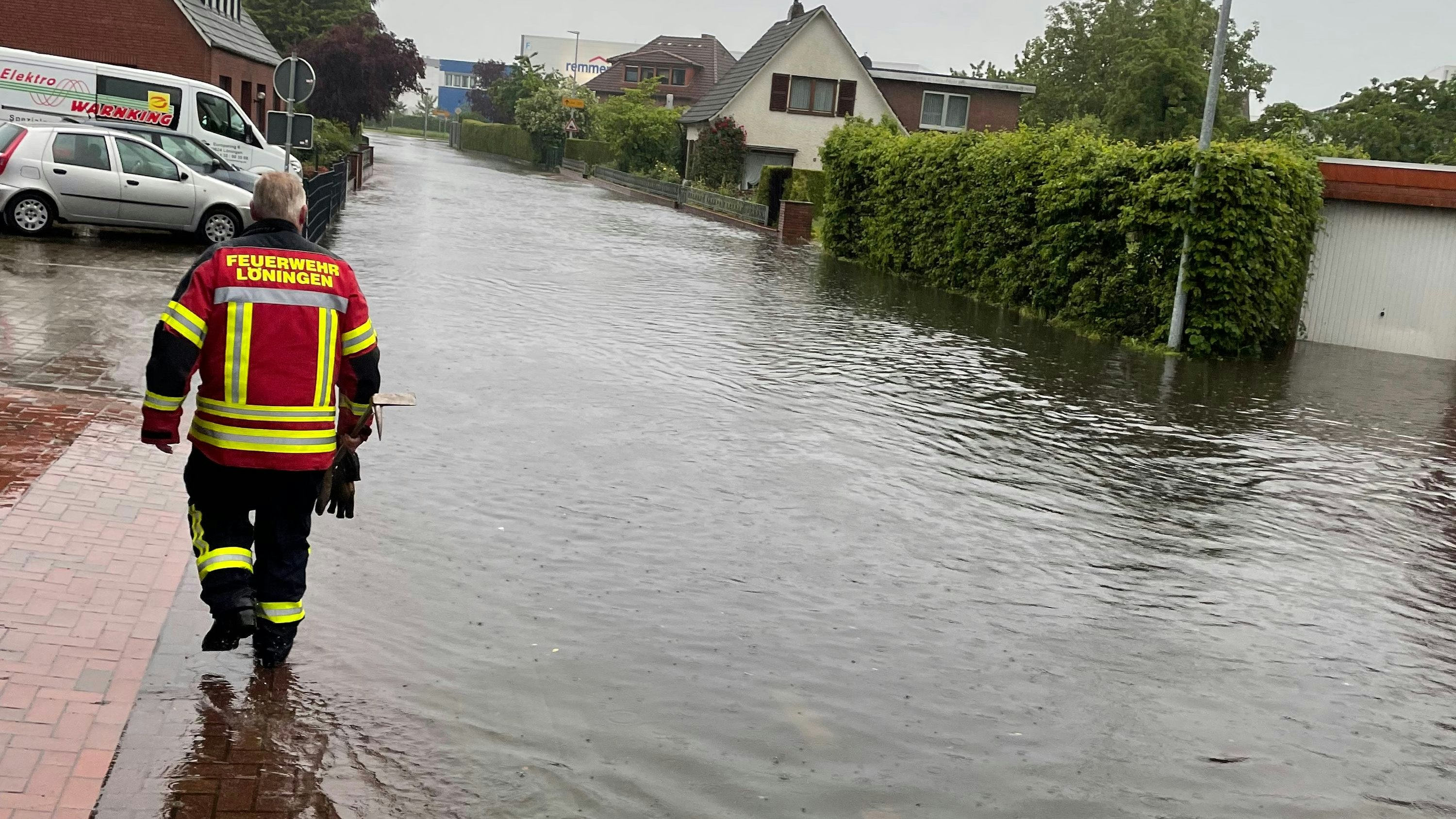 Ganze Straßen standen am Samstag in Löningen unter Wasser. Foto: Freiwillige Feuerwehr Löningen