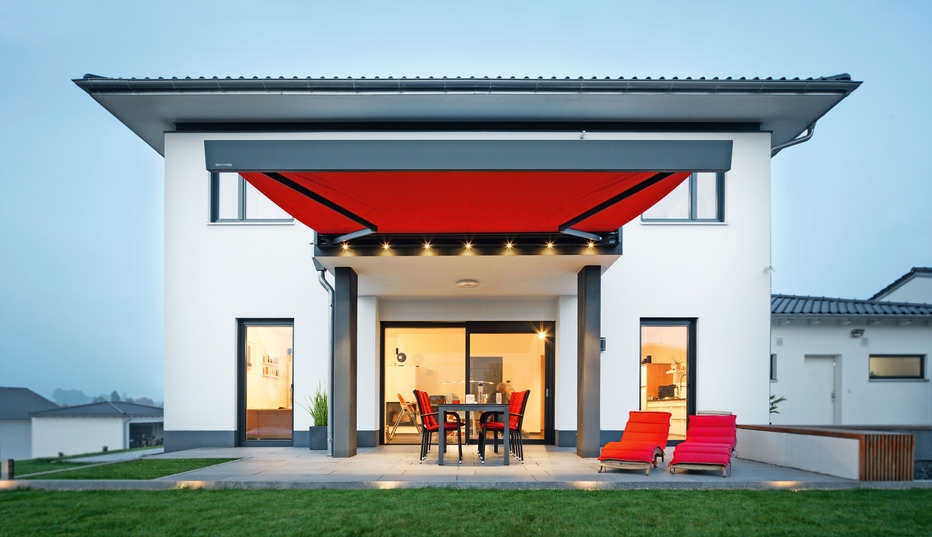 Markisen bieten nicht nur guten Sonnenschutz, sondern werten auch die Architektur des Hauses auf. Foto: djd/Weinor