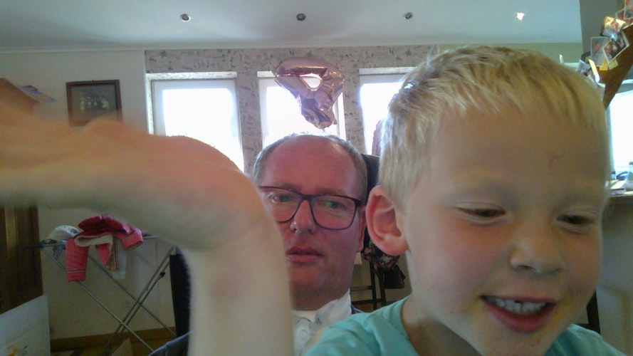Achtung, Selfie! Die Kommunikationshilfe von Bernard Vormoor hat eine Kamera. Die Kinder, hier Theo, machen damit gerne zusammen mit Papa ein Foto. Foto: privat
