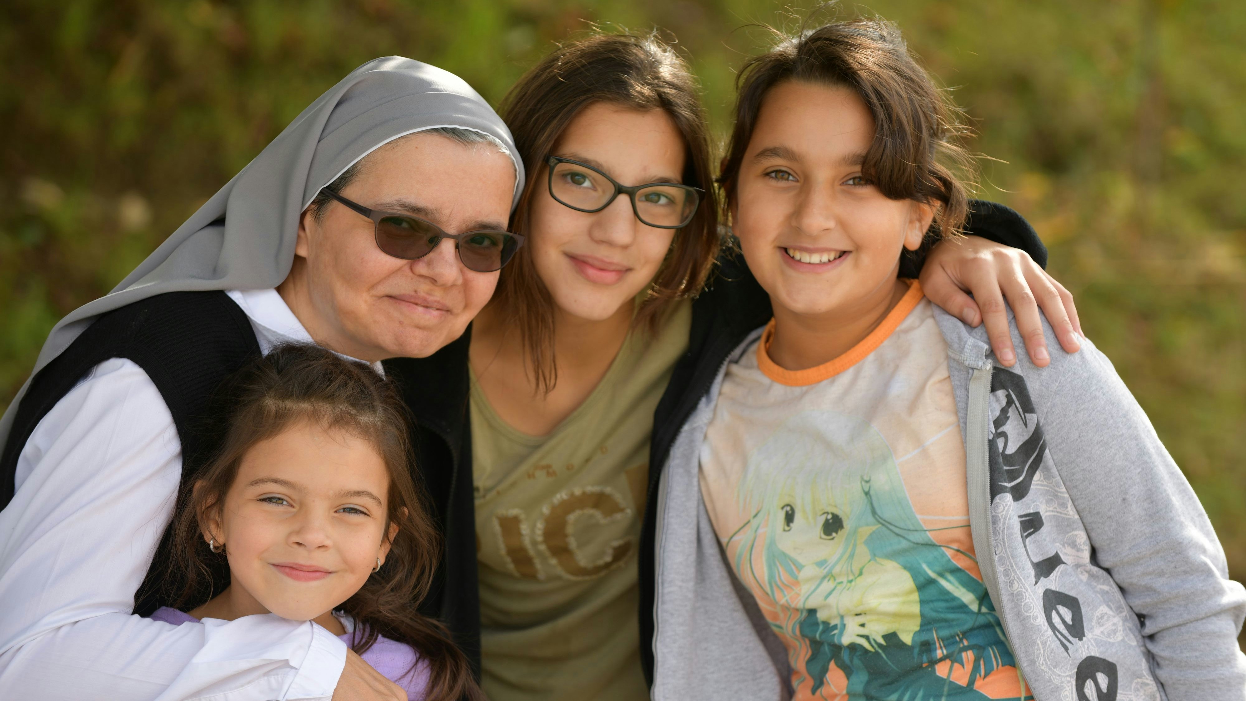 Schwester Mariella, Leiterin der Einrichtung, mit drei Mädchen des Kinderheims. Foto: A. Heseding