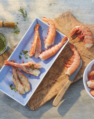 Garnelen sind ein Klassiker der sommerlich-mediterranen Küche. Mit Kräutern mariniert und kurz gegrillt, werden sie zu einem besonderen Genuss. Foto: djdCOSTA Meeresspezialitäten 