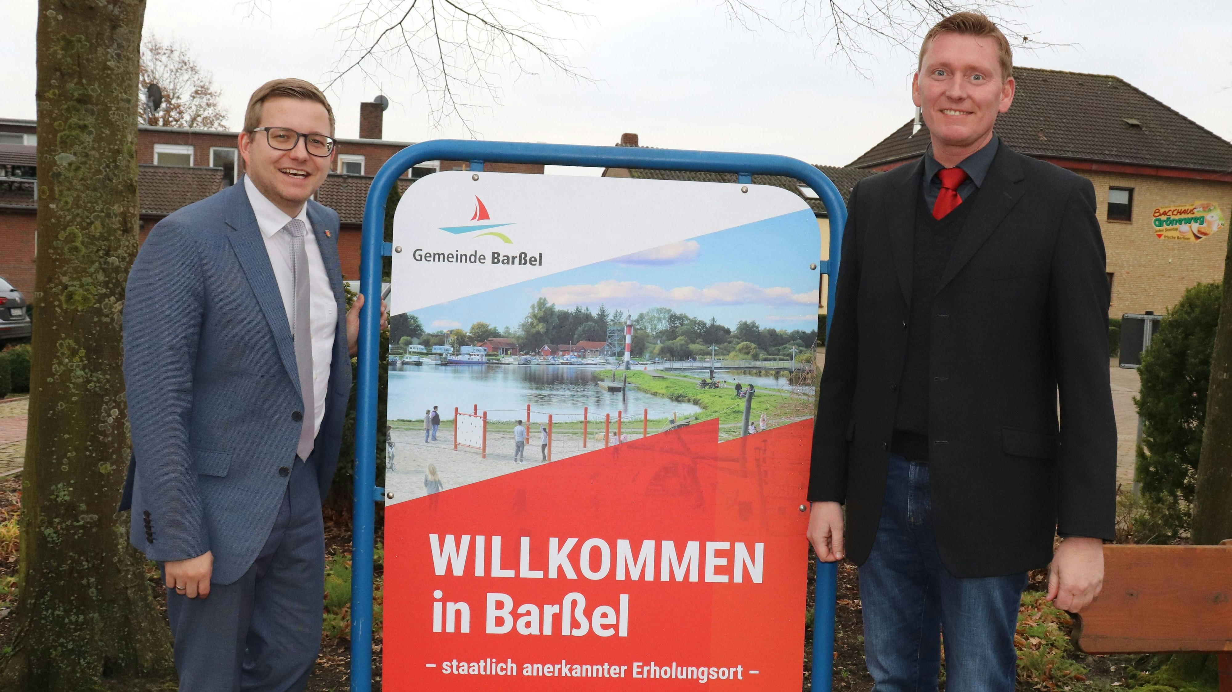 Freude über erneute Auszeichnung: Bürgermeister Nils Anhuth (links) und Erster Gemeinderat Michael Sope. Foto: Gemeinde Barßel