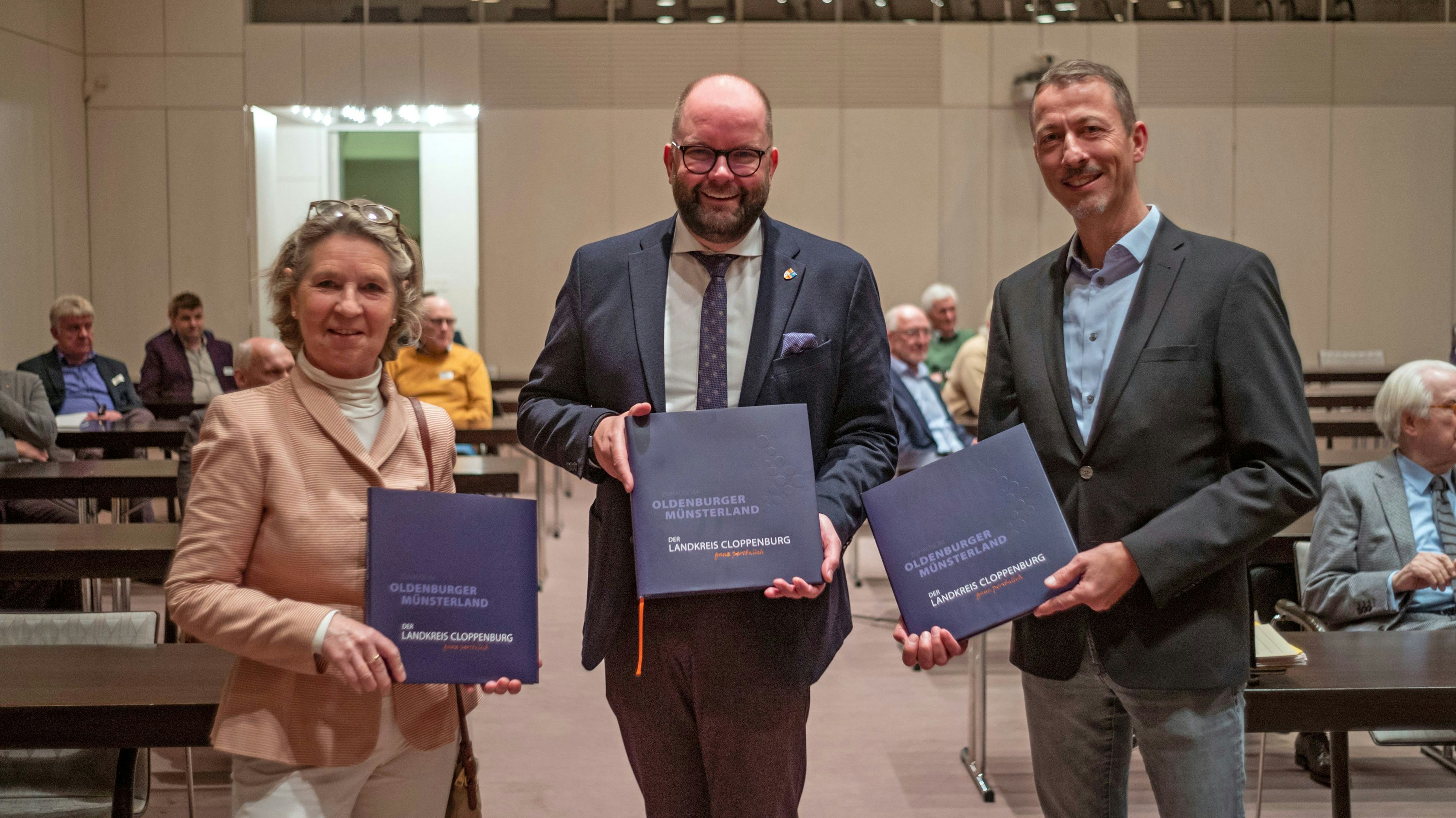 Annette Rebers (neomedia Verlag, von links), Landrat Johann Wimberg und Christian Rolke (neomedia Verlag) stellen das neue Landkreis-Buch offiziell vor. Foto: M. Hibbeler