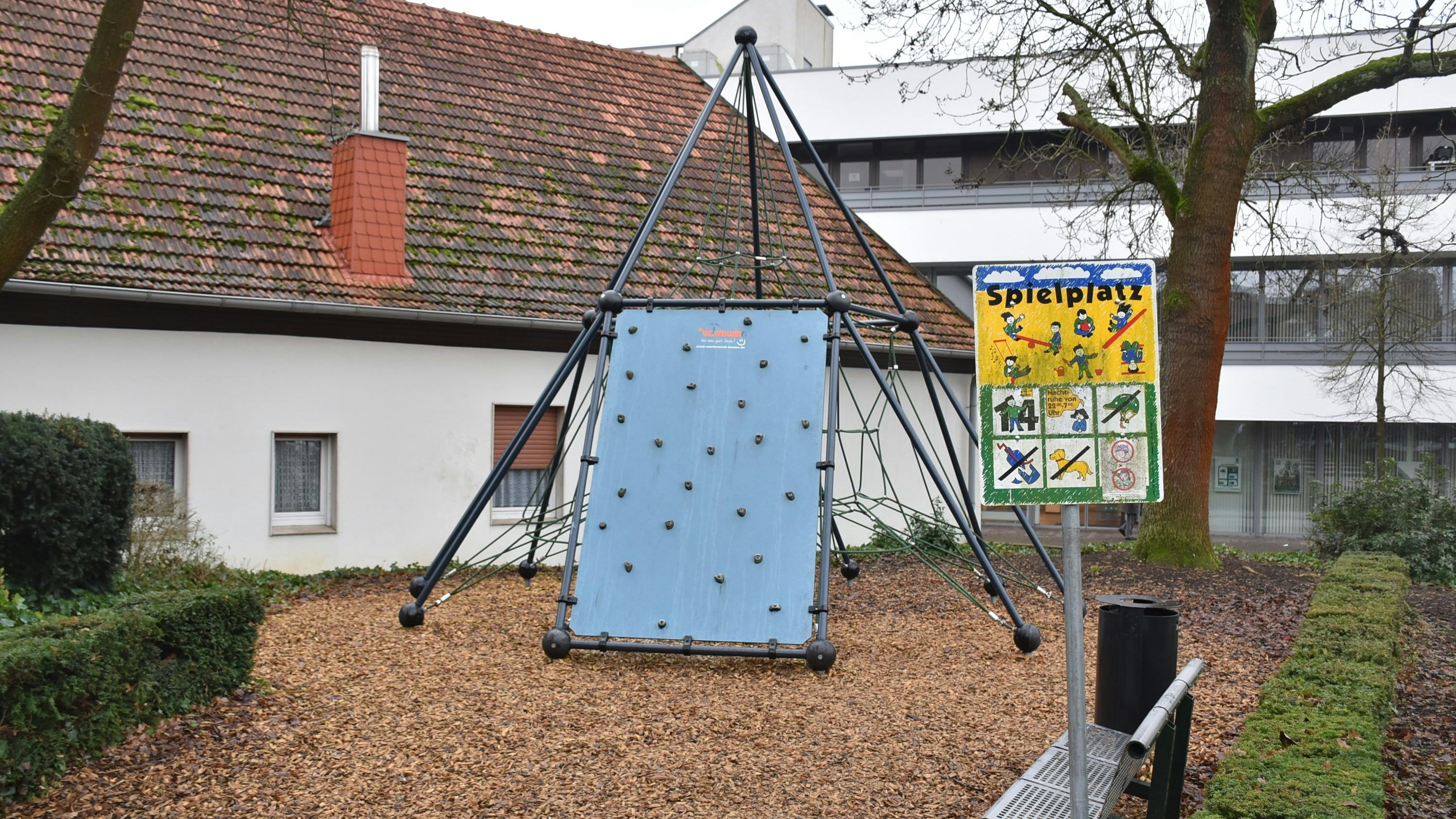 Ein Projekt von vielen: „Rückenwind“ förderte das beim Rathaus aufgestellte Spielgerät. Foto: Lammert