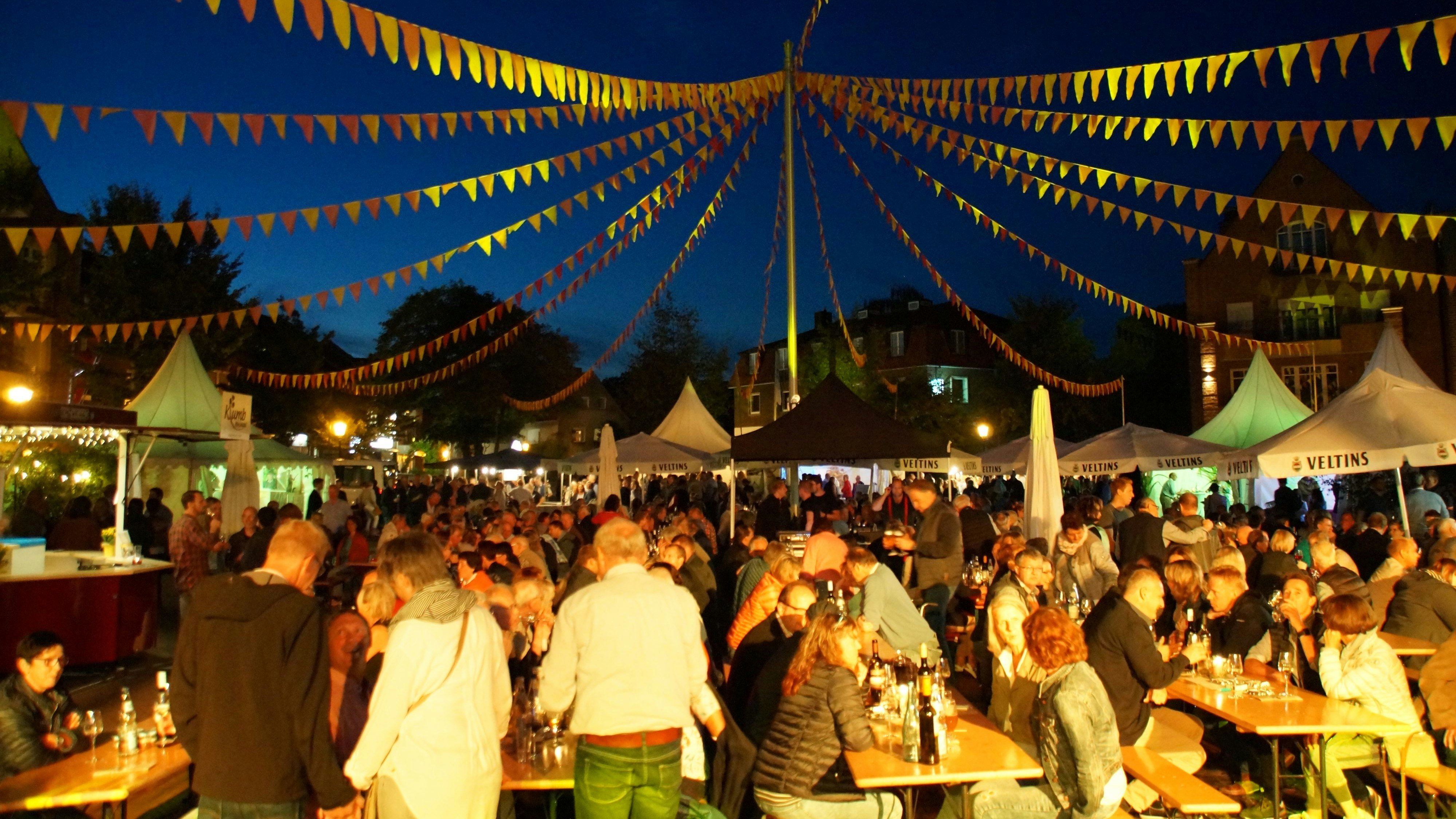 Stimmungsvolles Ambiente: Auf dem Kurt-Schmücker-Platz in Löningen findet im August das Weinfest statt. Archivfoto: OM-Online