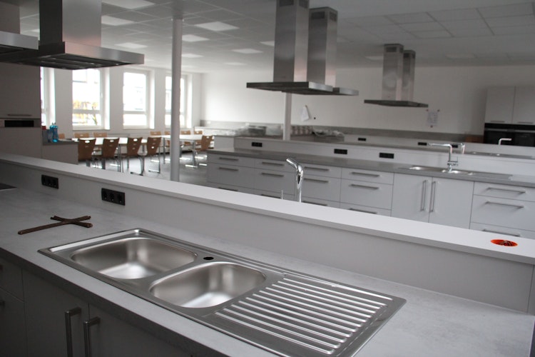 Die Schulküche der Liebfrauenschule ist komplett modernisiert worden. Dafür will auch das Bildungswerk Vechta profitieren. Foto: Speckmann