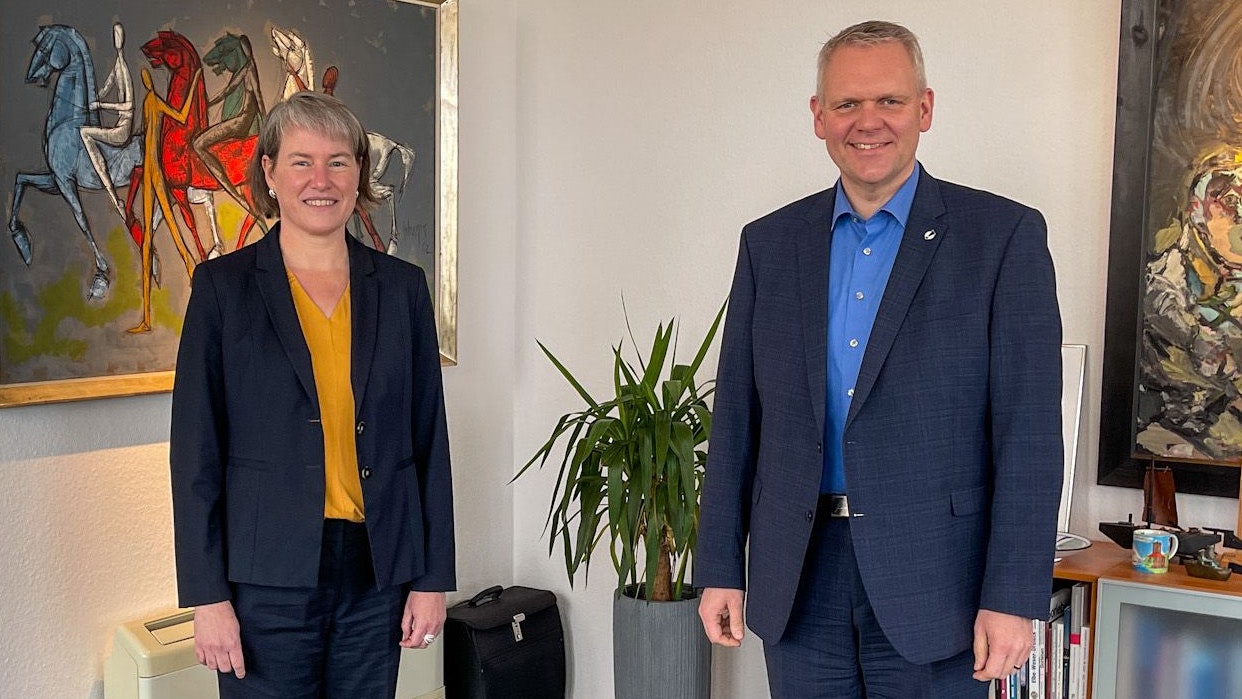 Freude über die Ernennung: (von links) Prof. Dr. Verena Pietzner und Wissenschaftsminsiter Björn Thümler (CDU). Foto: Wissenschaftsministerium