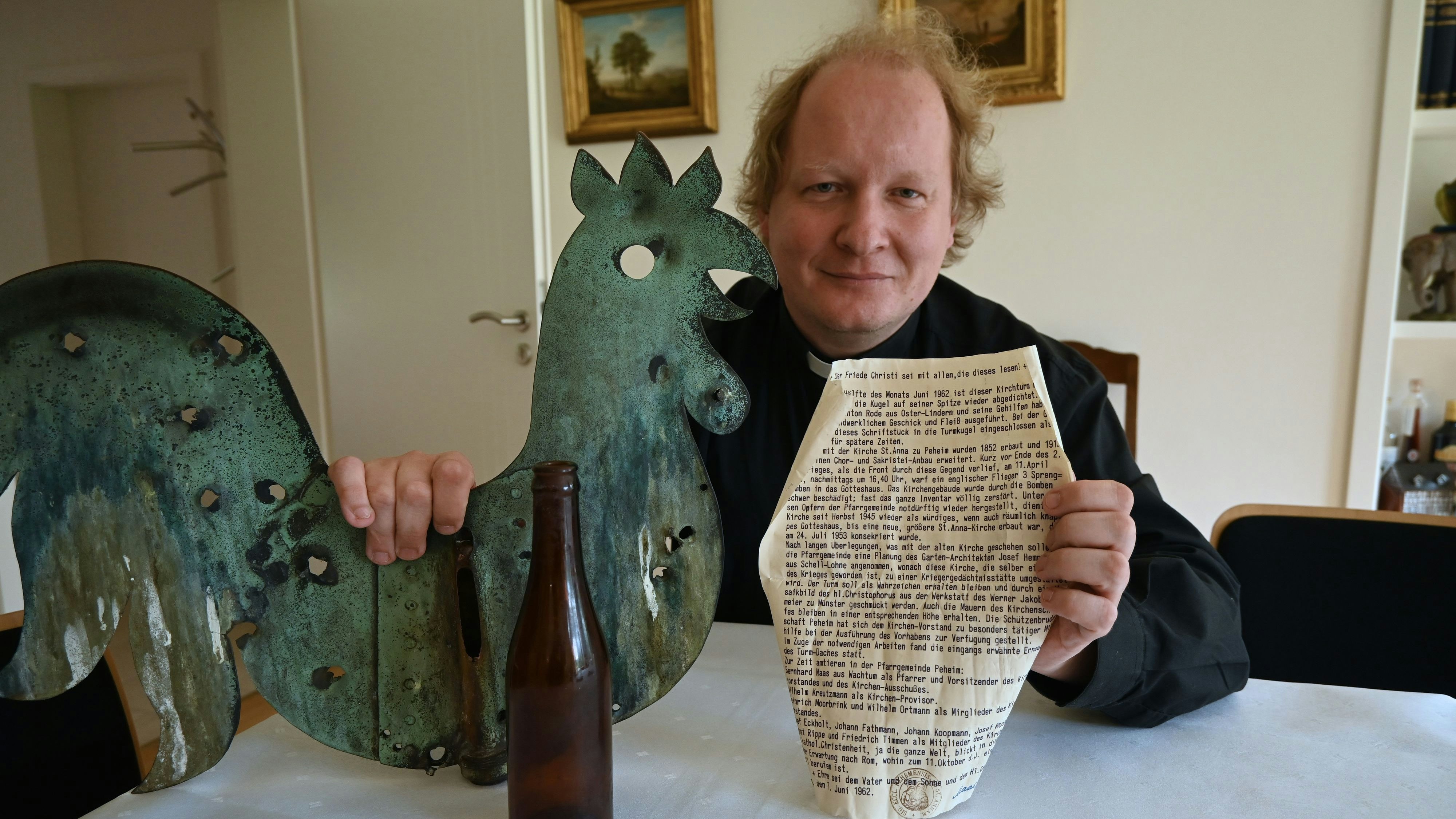 Post für den Pastor: Pfarrer Uwe Börner zeigt das gut erhaltene Schriftstück, das in der Kugel unter dem Hahn für die Nachwelt erhalten wurde. Foto: Vorwerk