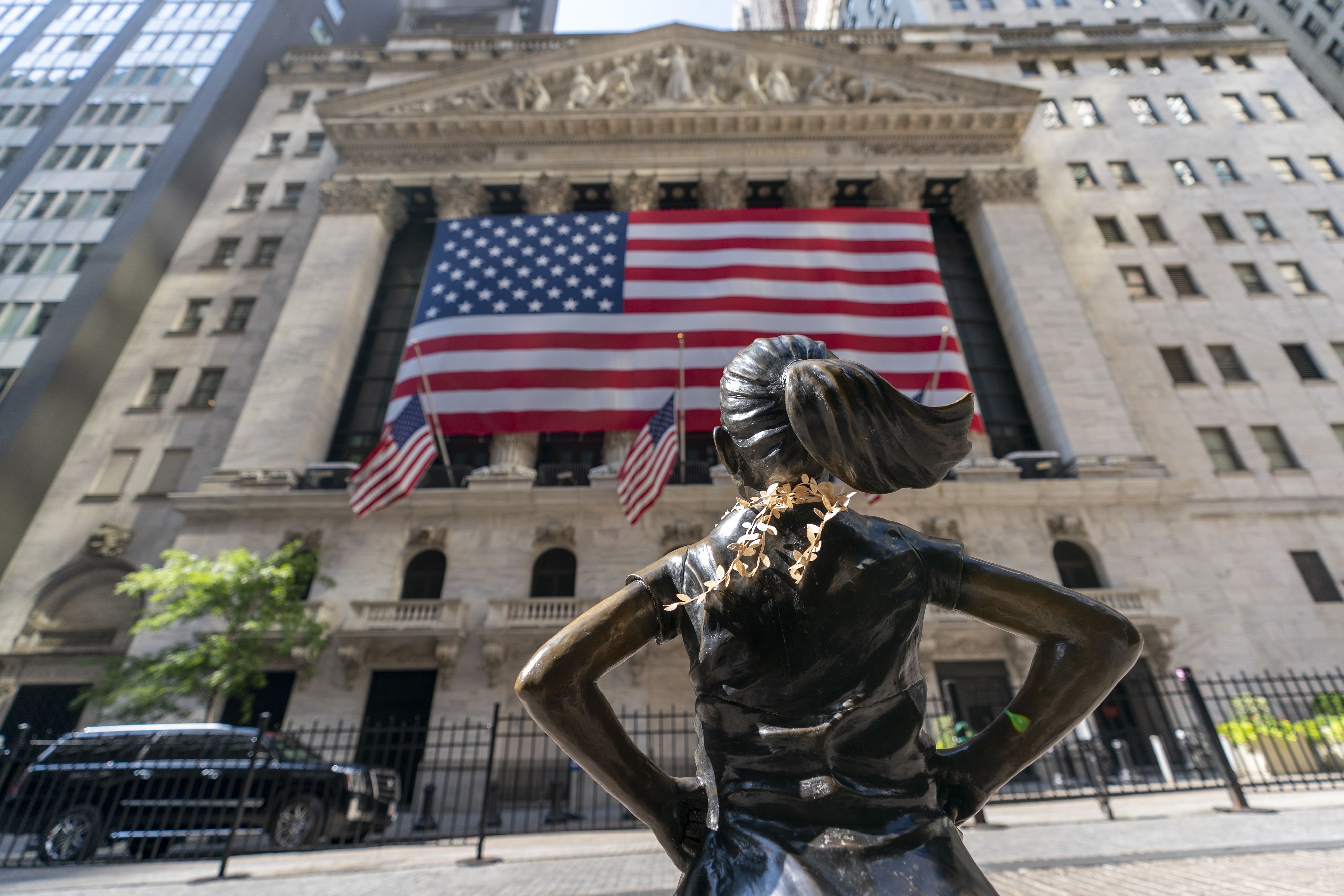 Die Bronzestatur "Fearless Girl" steht vor der die New Yorker Börse. Die amerikanische Wirtschaft steht nicht so gut da, wie es Präsident Donald Trump immer wieder behauptet. Foto: dpa / Altaffar