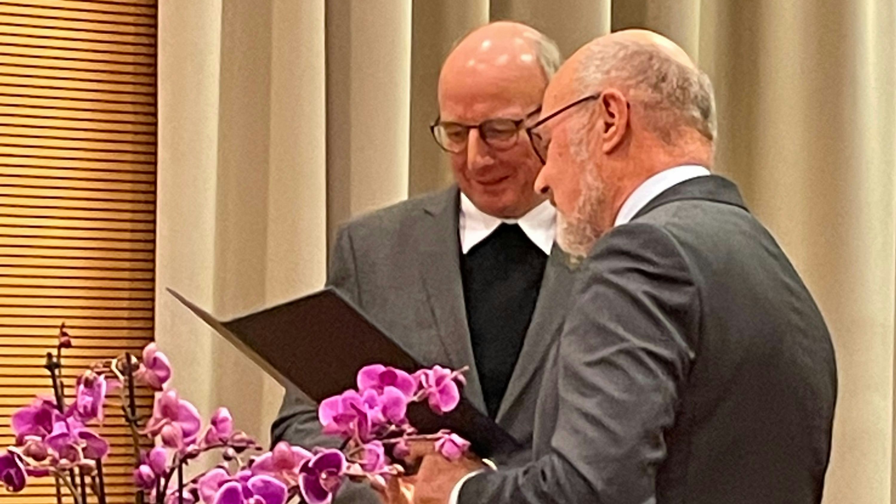 Höchste Auszeichnung: KKV-Bundesverbandsvorsitzender Josef Ridders (rechts) ehrt Pfarrer Michael Borth mit der Dr.-Friedrich-Elz-Plakette. Foto: Wimberg