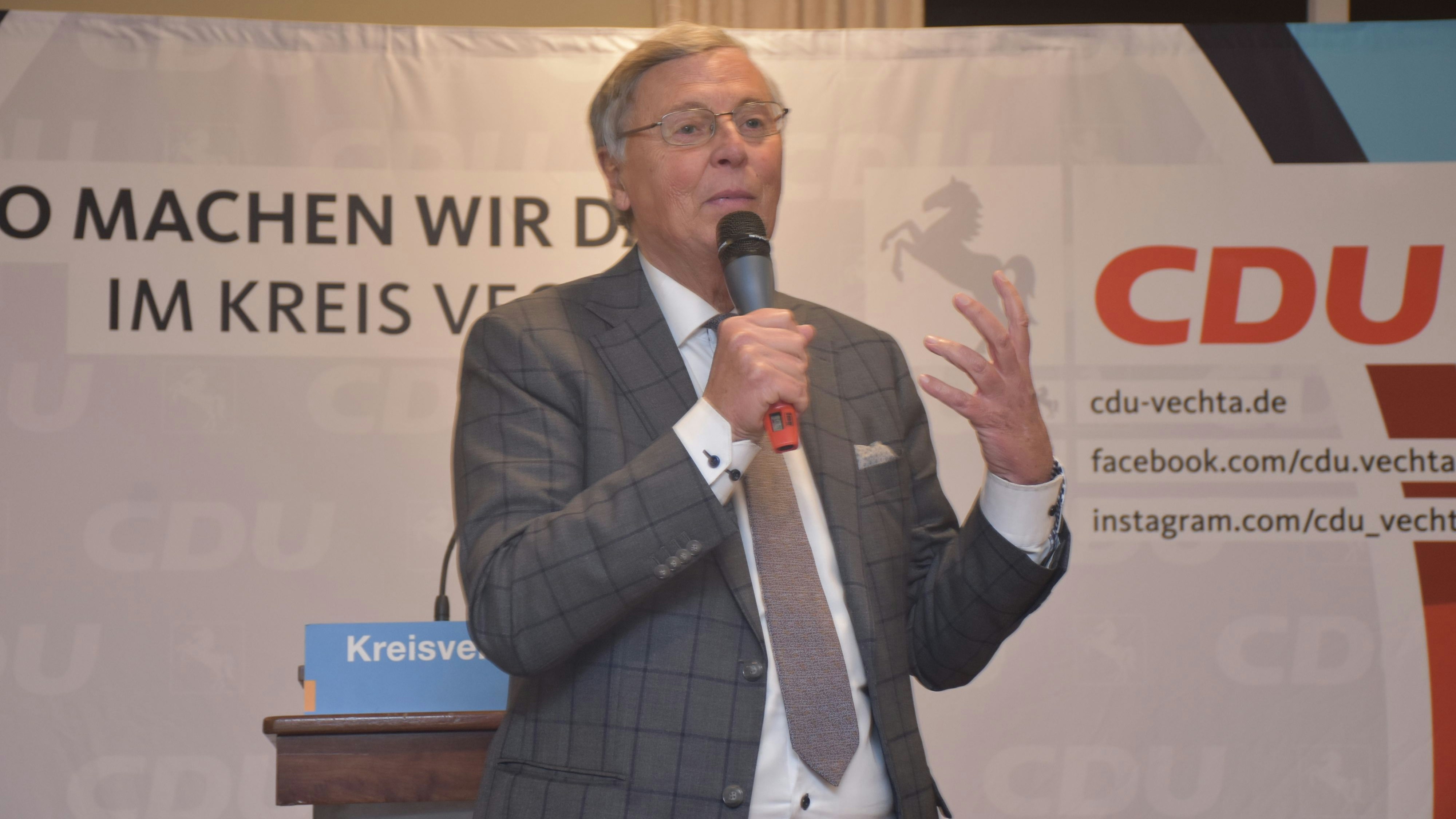 Ein eloquenter Redner: Wolfgang Bosbach interagierte beim Grünkohlessen 2023 der CDU Holdorf auch mit dem Publikum. Foto: Böckmann