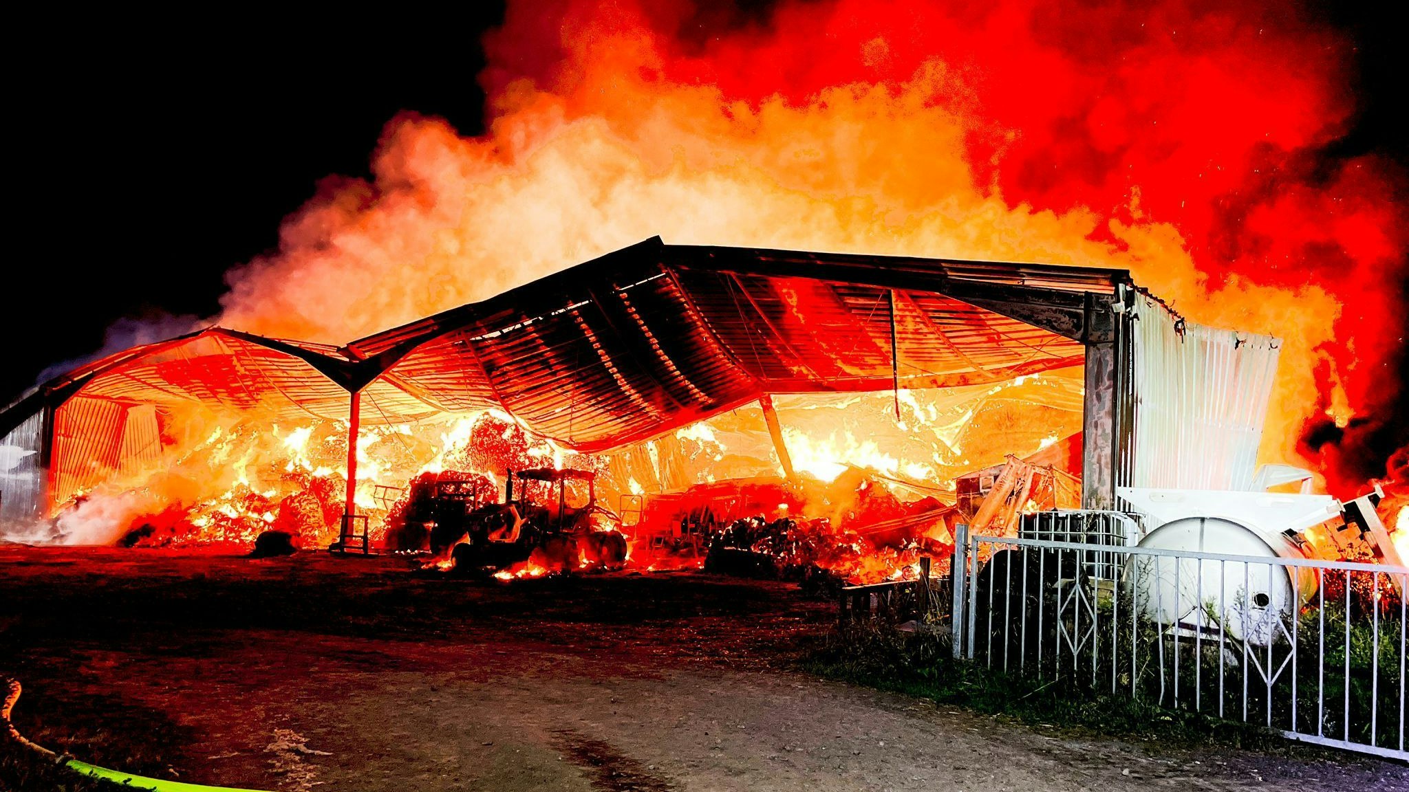 Inferno: Auch Maschinen und Geräte brannten komplett aus. Foto: Steenken/Feuerwehr Lindern