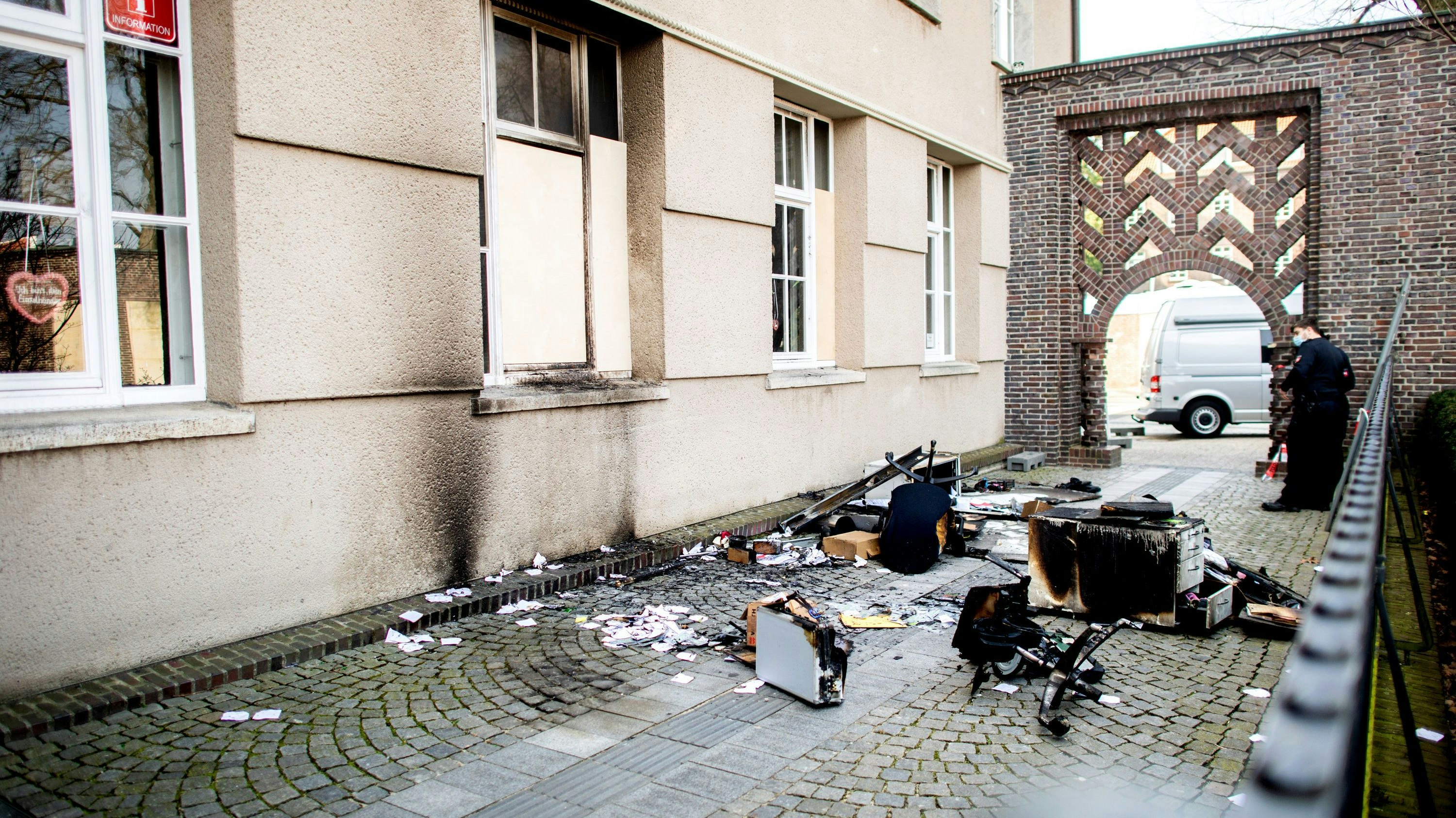 Verzweiflungstat: Aus Frustration verübte ein 31-Jähriger einen Brandanschlag auf das Delmenhorster Rathaus. Archivfoto: dpa