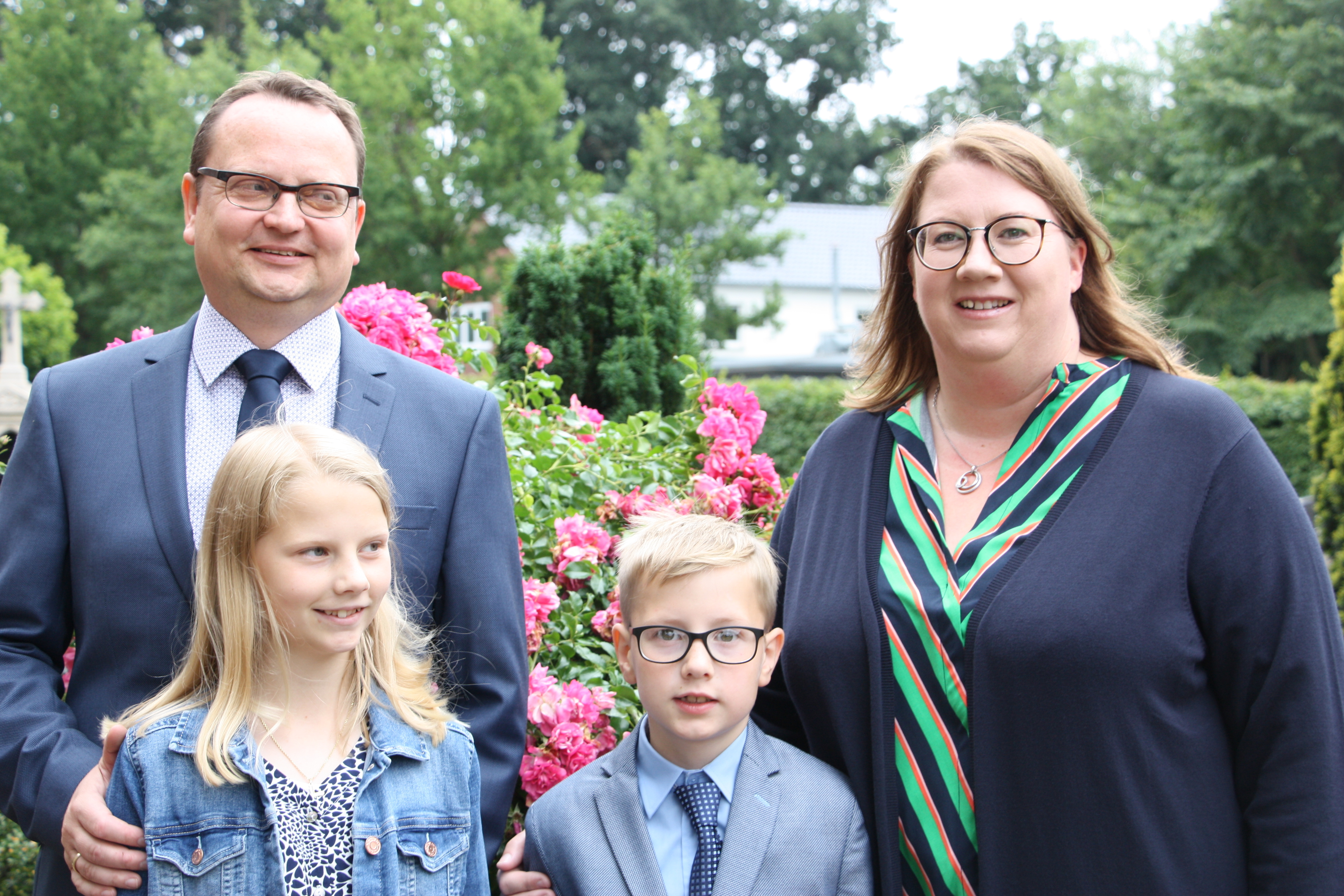 Vor dem großen Ereignis: Jörg (links) und Heike Brandt (rechts) freuten sich mit Tochter Charlotte und Sohn Hinrich auf den Gottesdienst zur Feier der Erstkommunion. Foto: Floren