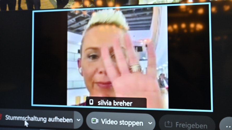 Per Videoschalte grüßte Silvia Breher die Parteibasis in ihrer Heimat.   Foto: M. Niehues