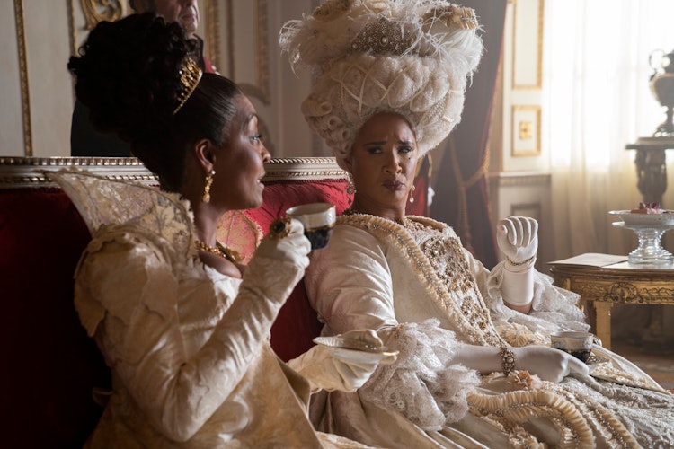 Adjoa Andoh (links) als Lady Danbury und Golda Rosheuvel als Queen Charlotte in der Serie Bridgerton.  Foto: Liam Daniel  Netflix © 2022