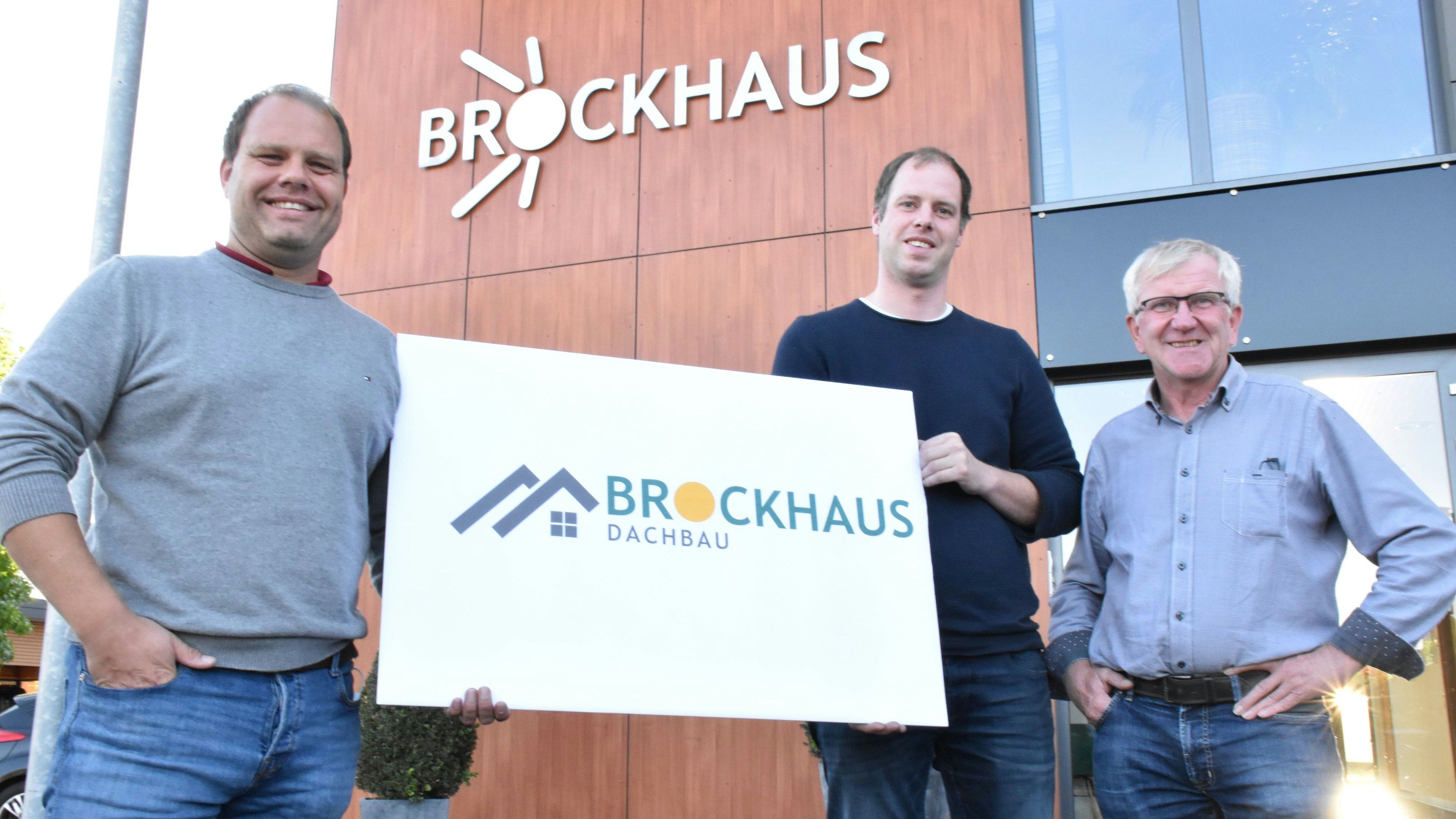 Die am 1. Januar startende, neu gegründete Brockhaus Dachbau GmbH übernimmt 5 Ruholl-Mitarbeiter. Eine gute Lösung, finden (von links) André Brockhaus, Jan Grever und Werner Ruholl. Foto: Klöker