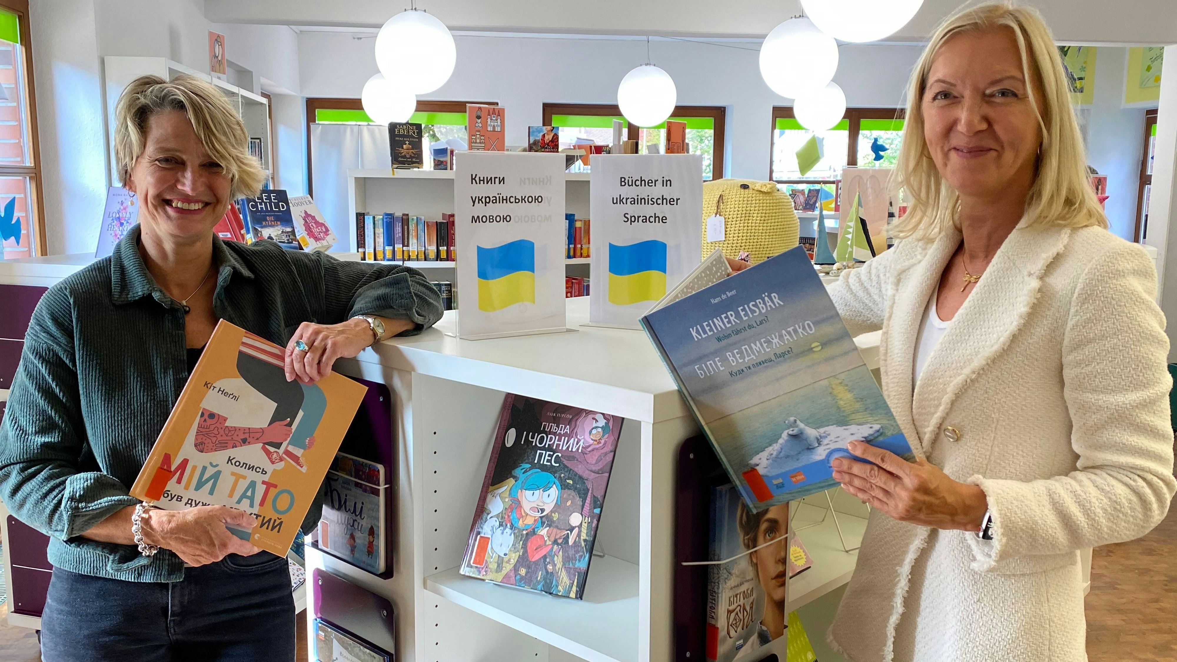 Kooperieren für neues Projekt: Bücherei-Leiterin Birgit Meyer-Beylage (links) und Bildungswerk-Geschäftsführerin Nicola Fuhler. Foto: Wimberg