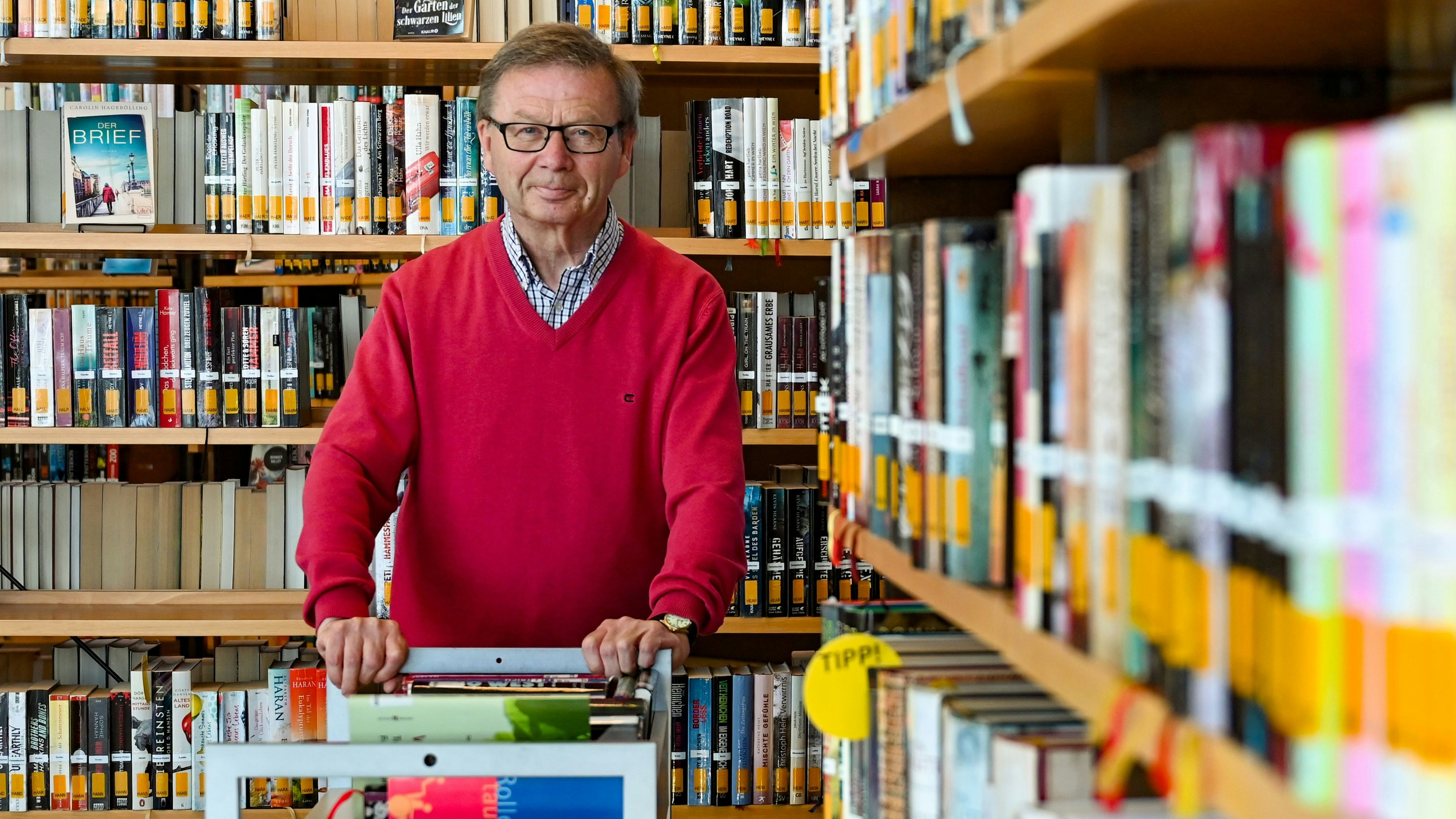 Ehrenamtlich aktiv: Josef Bosse hilft einmal in der Woche in der Bücherei. Foto: Hermes