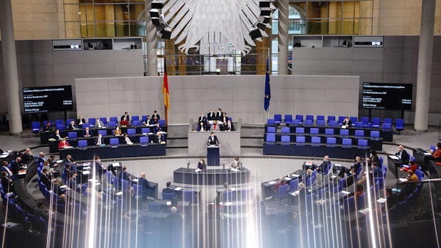 Bundestag berät erstmals über Corona-Impfpflicht