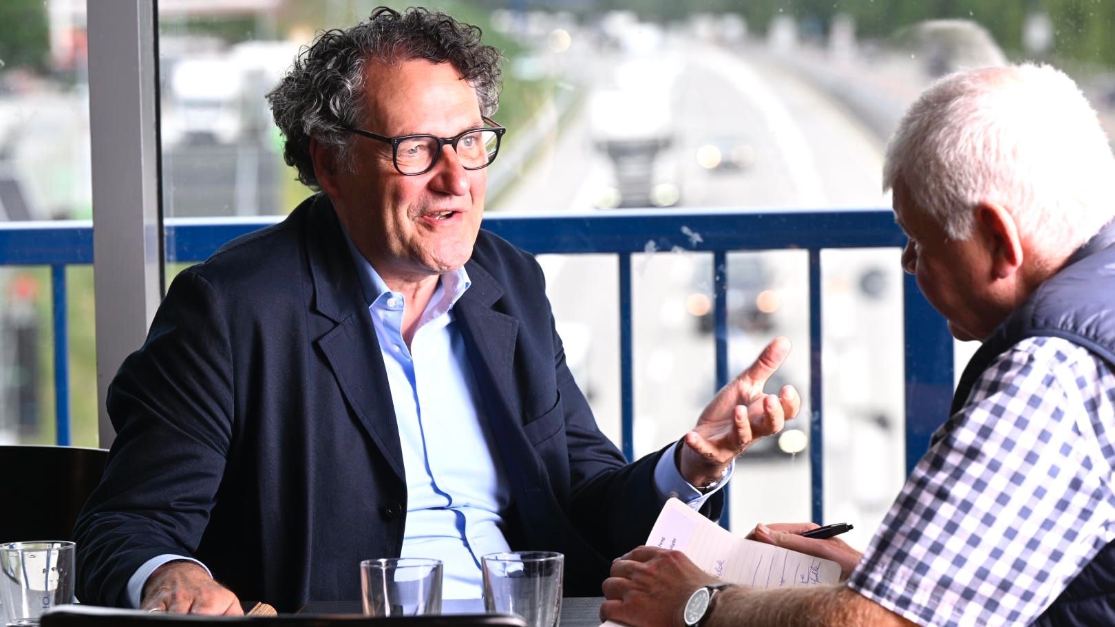 Talk an einem besonderen Ort: Michael Börgerding und Alfons Batke im Brückenrestaurant. Foto: M. Niehues