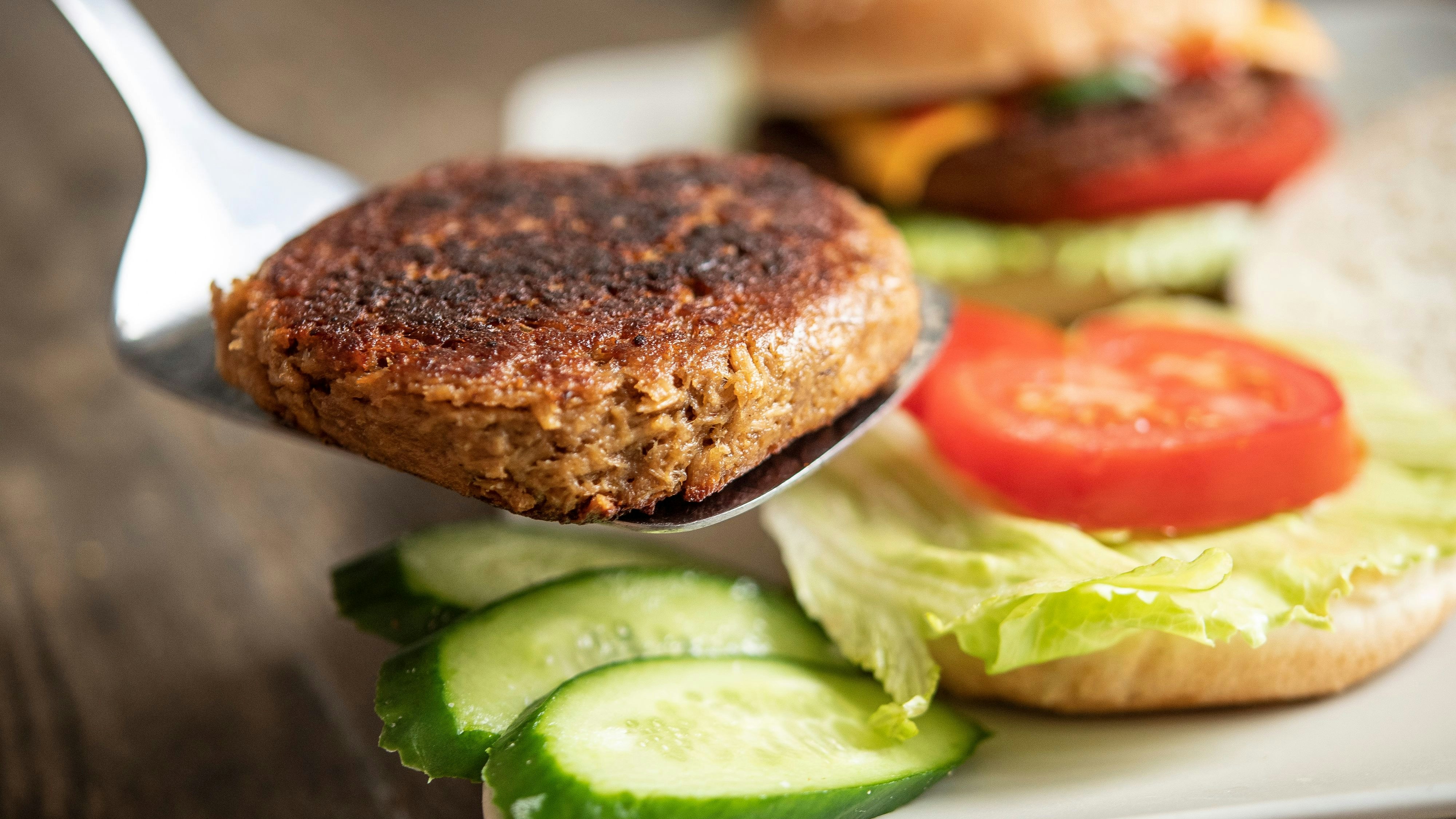 Veganer Burger: Der Markt für Fleischersatzprodukte wächst.&nbsp; &nbsp;Foto:&nbsp; dpa/Robert Günther