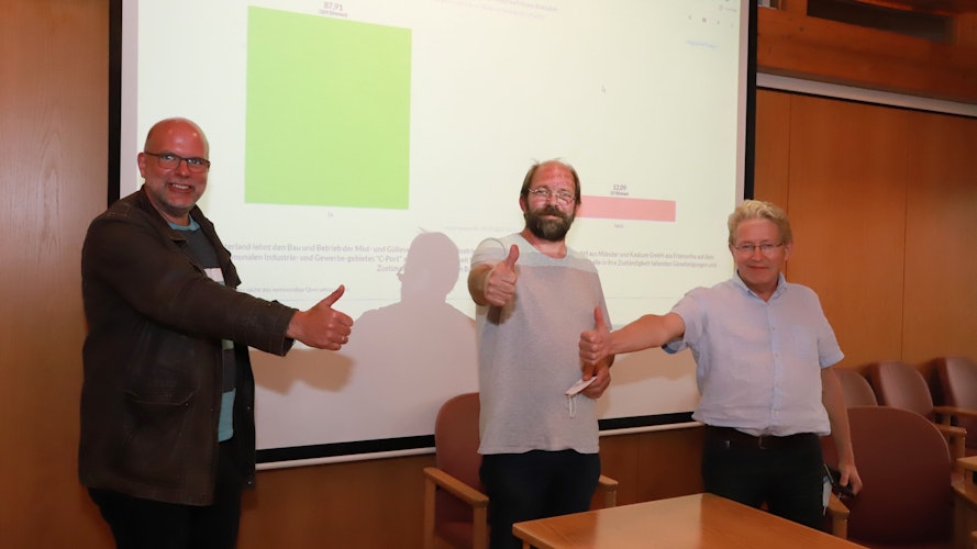 Daumen hoch: Die Initiatoren des Bürgerentscheids (von links) Thomas Bickschlag, Carsten Ambacher und Walter Hußmann freuten sich über das Ergebnis des Bürgerentscheids.   Foto: Passmann