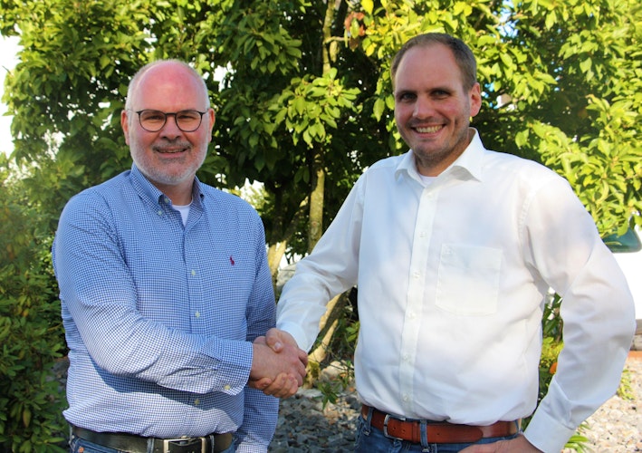 Hand drauf: Thomas Frilling (rechts) übernahm 2021 den Vorsitz der Bürgerstiftung Holdorf von Richard Zumloh. Foto: Hahn