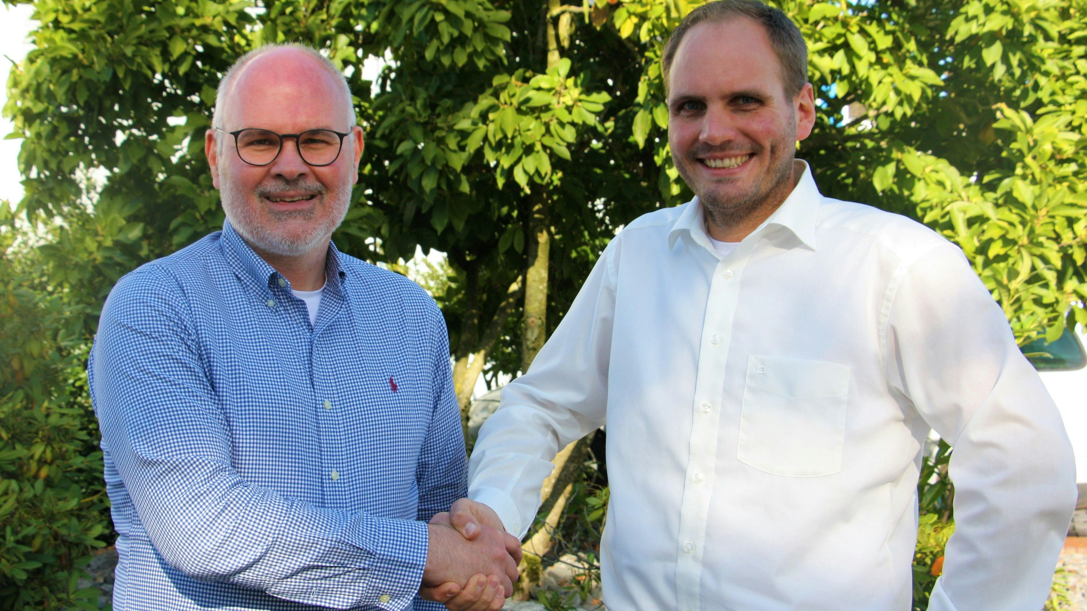 Generationenwechsel: Richard Zumloh (links) gratuliert seinem Nachfolger Thomas Frilling zum Posten des Vorstandsvorsitzenden.&nbsp; &nbsp;Foto: Hahn
