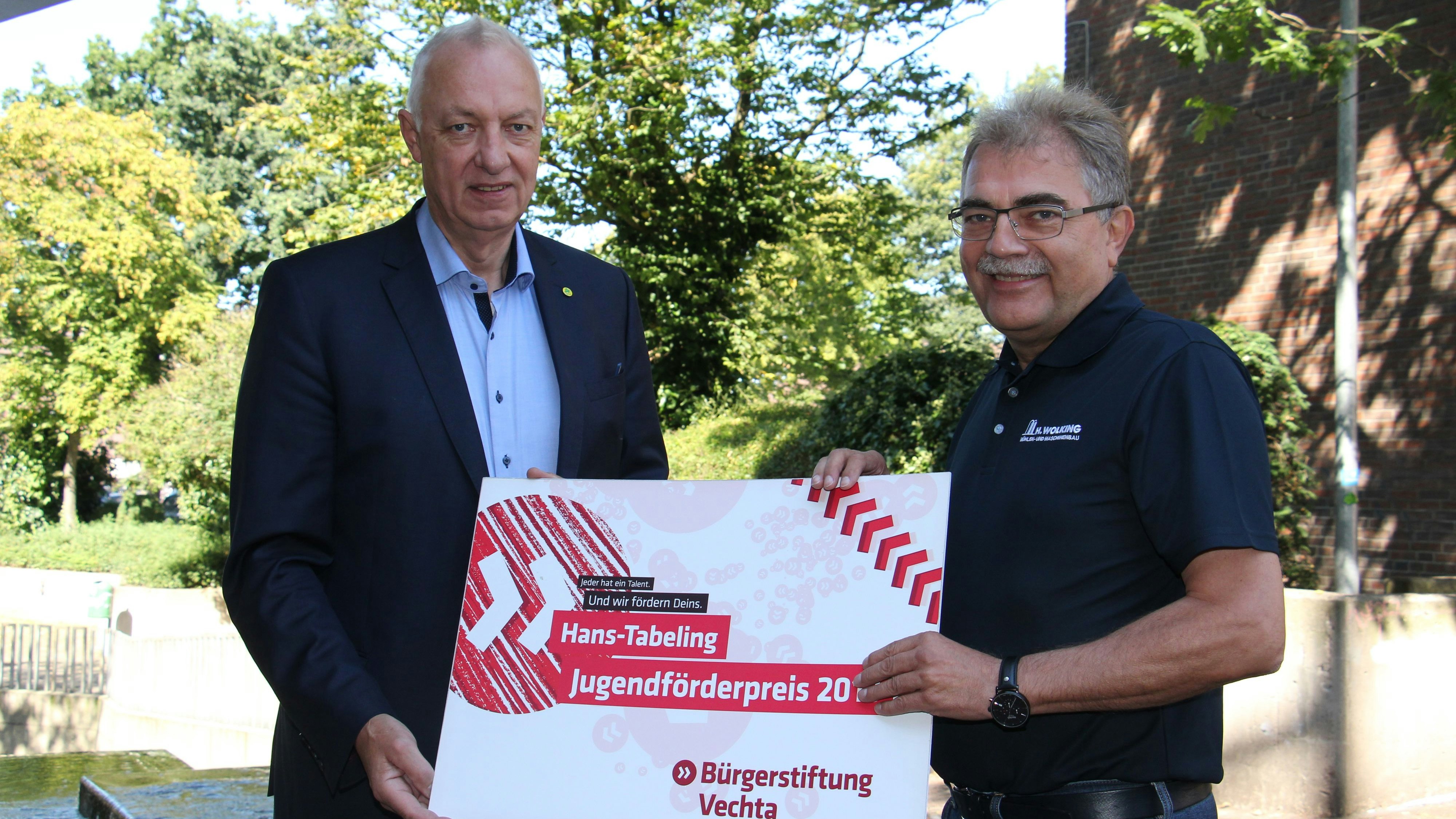Aufruf zum Mitmachen: Vorsitzender Heinrich Wolking (rechts) und Geschäftsführer Josef Kleier hoffen auf viele Bewerbungen für den Jugendförderpreis.&nbsp; &nbsp;Foto: Speckmann