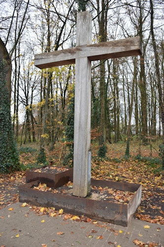 Mit neuem Sockel und neuer Inschrift: das Kreuz am Burgwald-Eingang. Foto: Böckmann